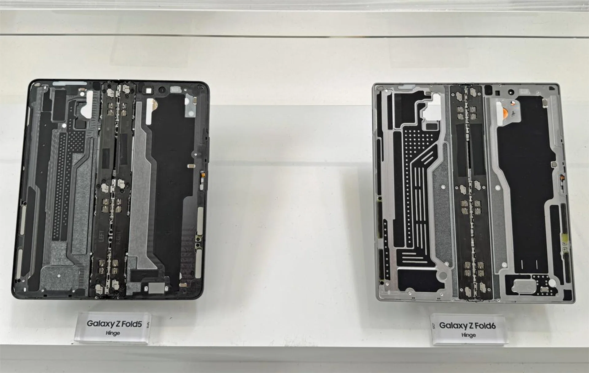 The improved Galaxy Z Fold6 hinge (right) adds robustness to cover more of the gaps. Photo: HWZ.