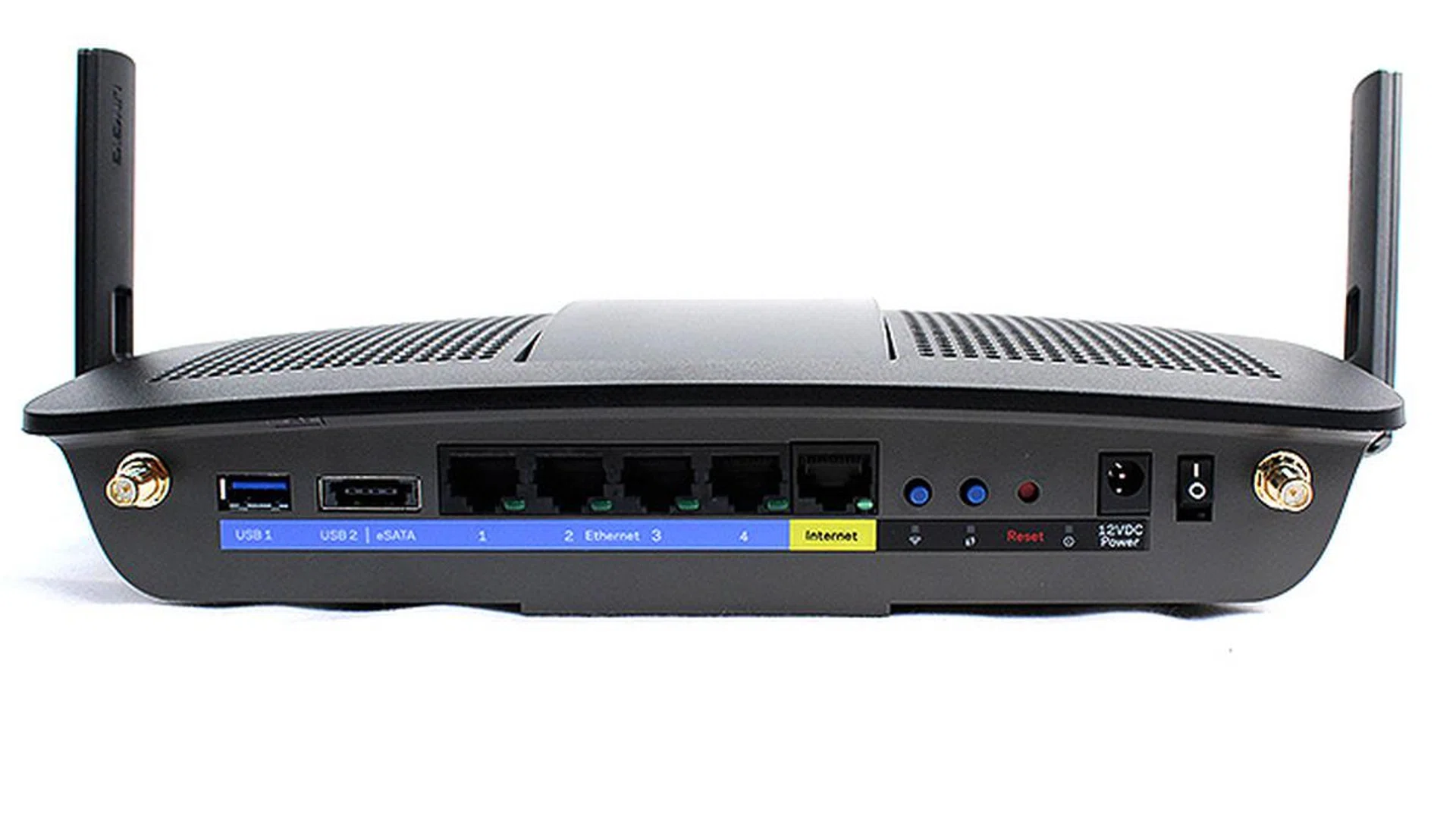 Behind, users can find a USB 3.0 and USB 2.0 and eSATA combo port, a single Gigabit WAN port, four Gigabit LAN ports, WPS and reset buttons.