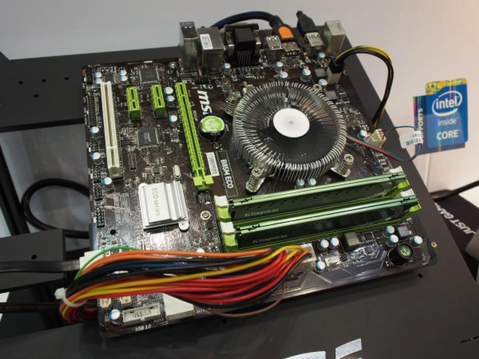 This is an MSI B85M Eco board running on an Intel Core i7-4765T CPU, 8GB Kingston LoVo (low voltage) DDR3 1600 RAM, Kingston KC300 128GB SSD, FSP Aurum 92+ 550W PSU and Silverstone NT07-115X CPU cooler.