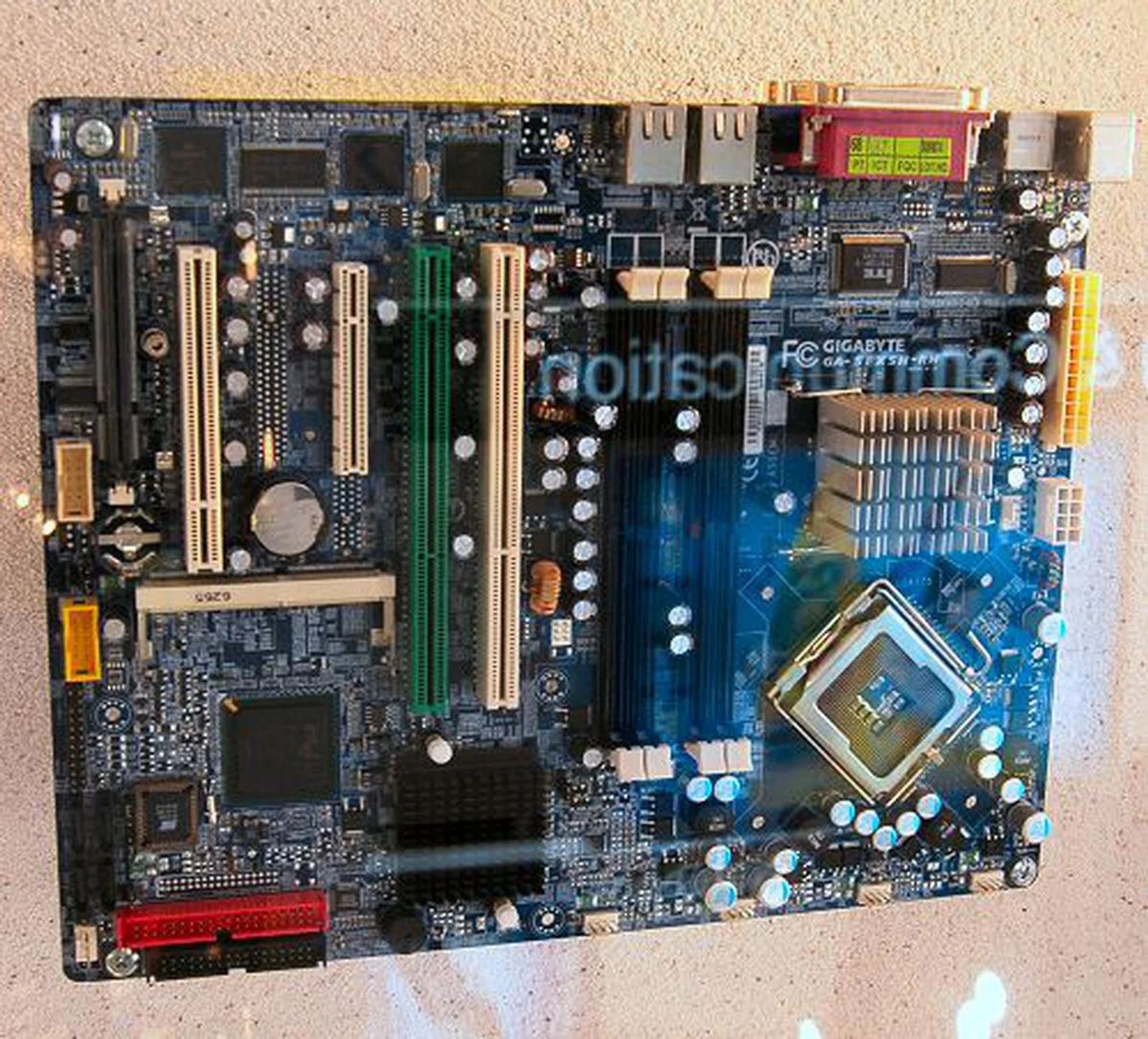  This is an ATX version of the above board and with that, the GA-5EXSH-RH sports a different expansion slot configuration:- one PCIe x8, two PCI-X and one PCI slot.  