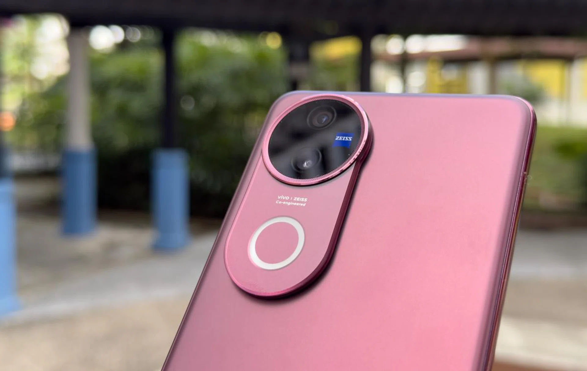 The camera bump is sleek and low-profile. Photo: HWZ.