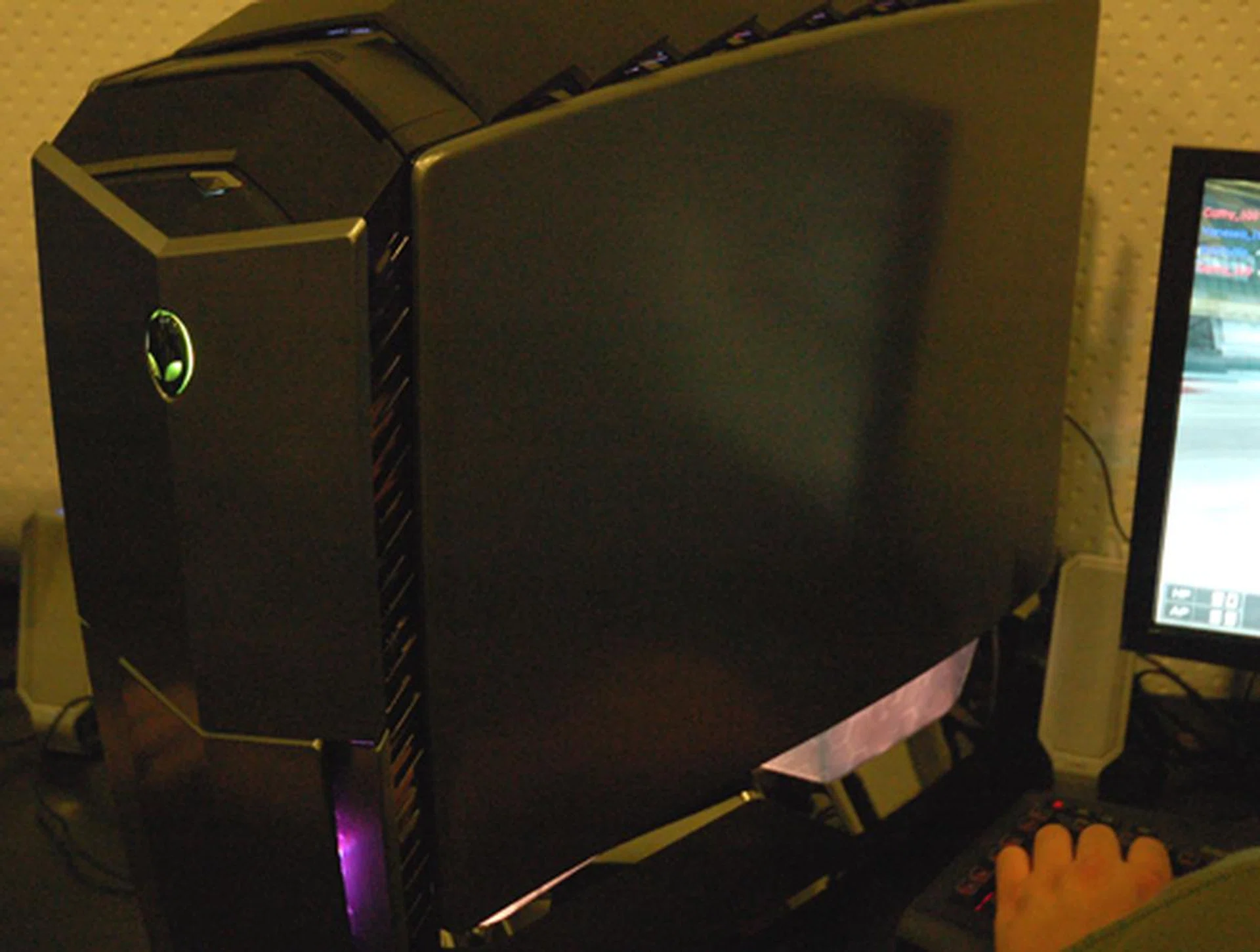 How does quad-GPU power sound to you? Well, Dell is shipping the Area-51 desktops with dual 1.8GB NVIDIA GeForce GTX 295 graphics cards with SLI enabled. Hmm, don't you just love that alien crest on its chassis?