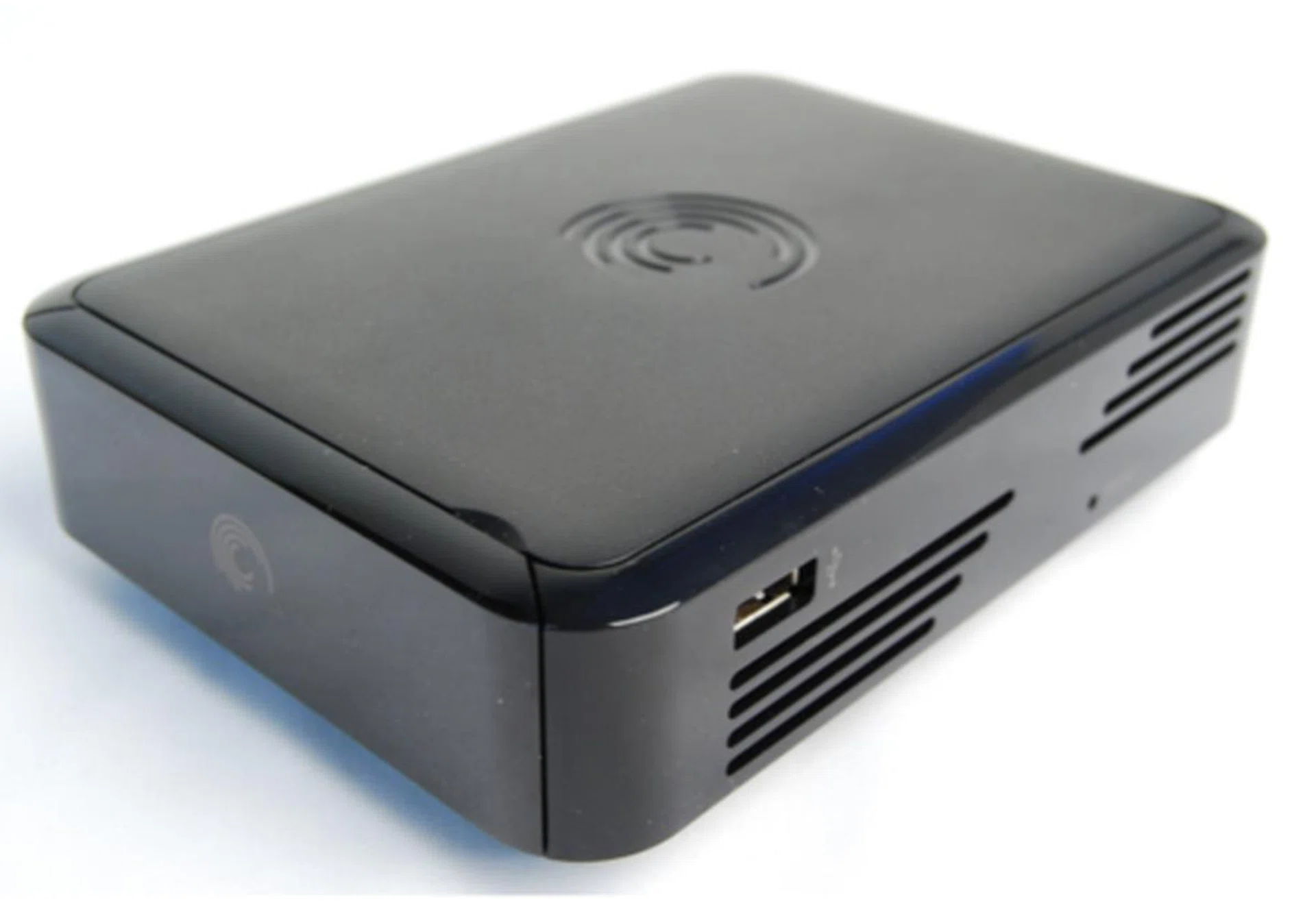 Note the lone USB port on the side. In this view, you can also note that the front face has a flap to insert a Seagate GoFlex hard drive for a more seamless integration between their products. Of course, you can still use other external hard drives to hook up with the media player, so it's compatible with all options in the market.