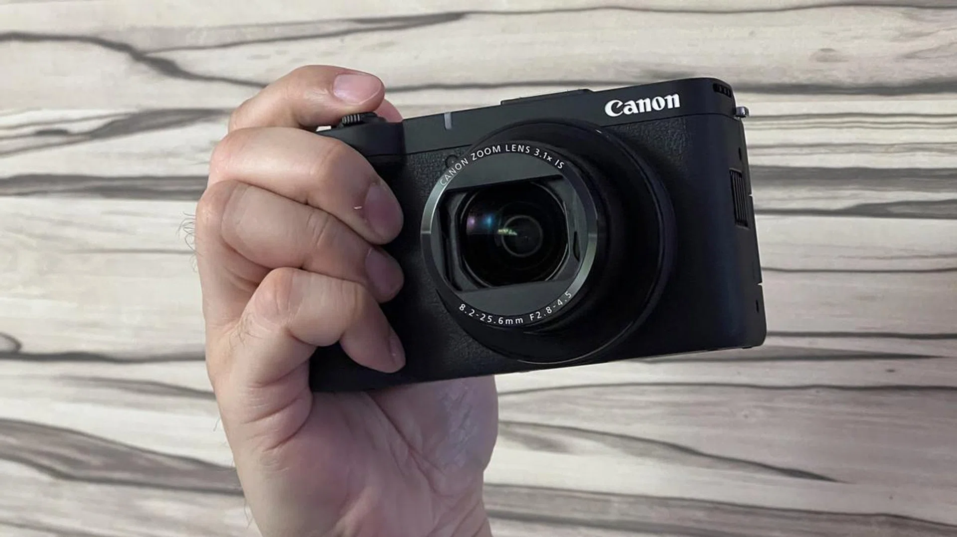 Both Canon EOS R50 V and PowerShot V1 feature a great grip. Photo: HWZ