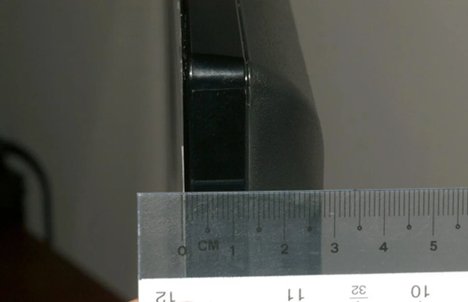 At only 29.5mm thin, the edge-lit EX520 is visibly slimmer than the older CCFL EX500 model whom Sony has ended its shelf life. Inclusive of its pedestal stand, the 40-inch EX520 is also noticeably lighter with a manageable weight of 16.4kg.