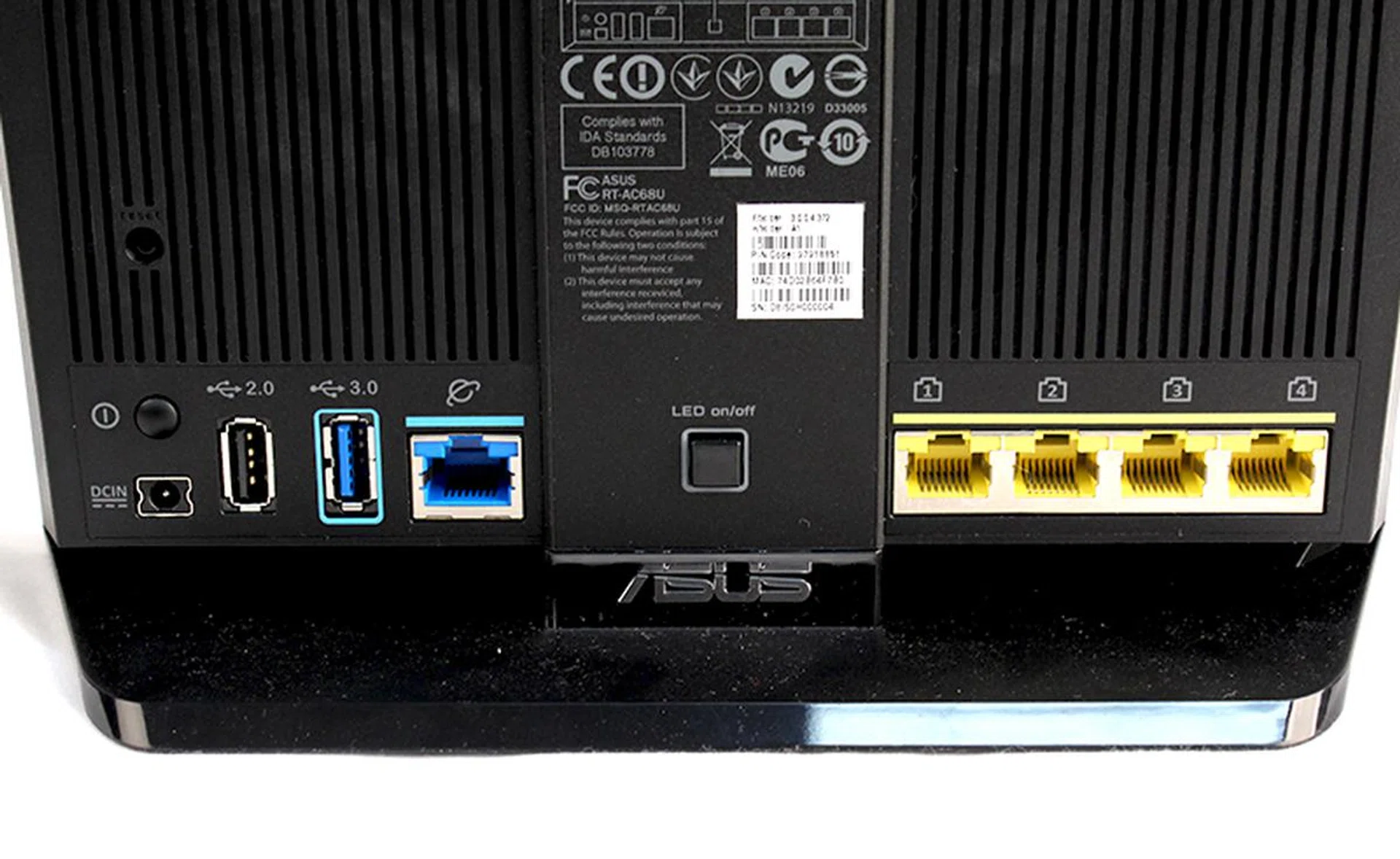 All the Gigabit Ethernet LAN and WAN ports as well as USB ports are located behind the router. The WPS setup button is located by the side.