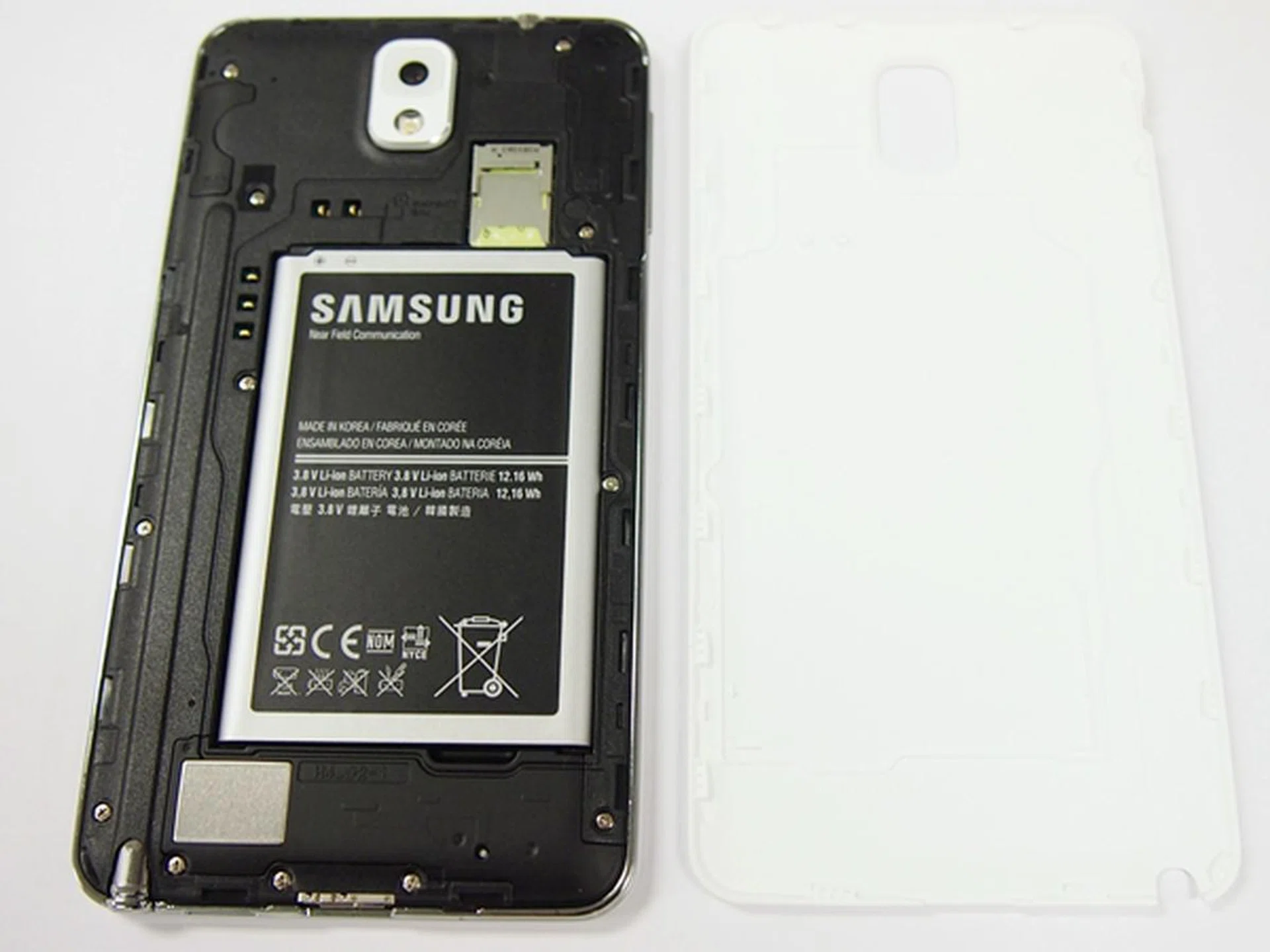 A removable battery cover? You know what this means, right? Tons of third-party, high-capacity battery add-ons in the near future, that's what. 