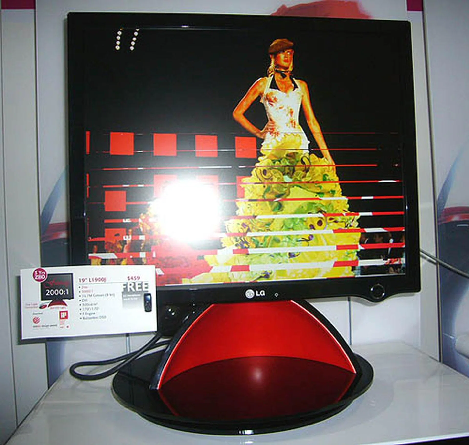  A reddot design award winner, the LG L1900J Fantasy looks great on the desk and its $459 is not too bad either, especially with the free mobile phone LG has thrown in.  