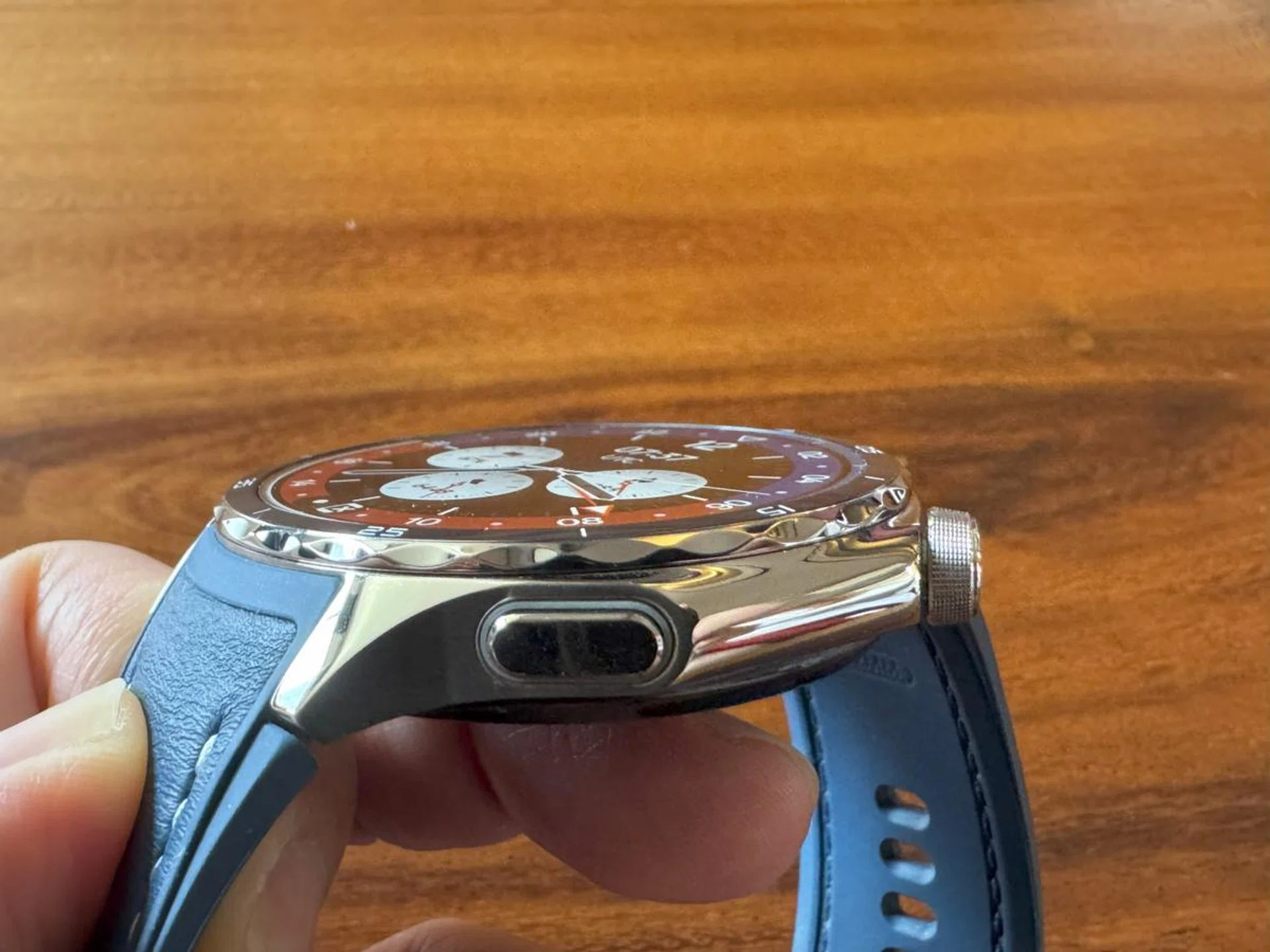 The Oppo Watch X2 has a titanium alloy bezel ring. Photo: HWZ