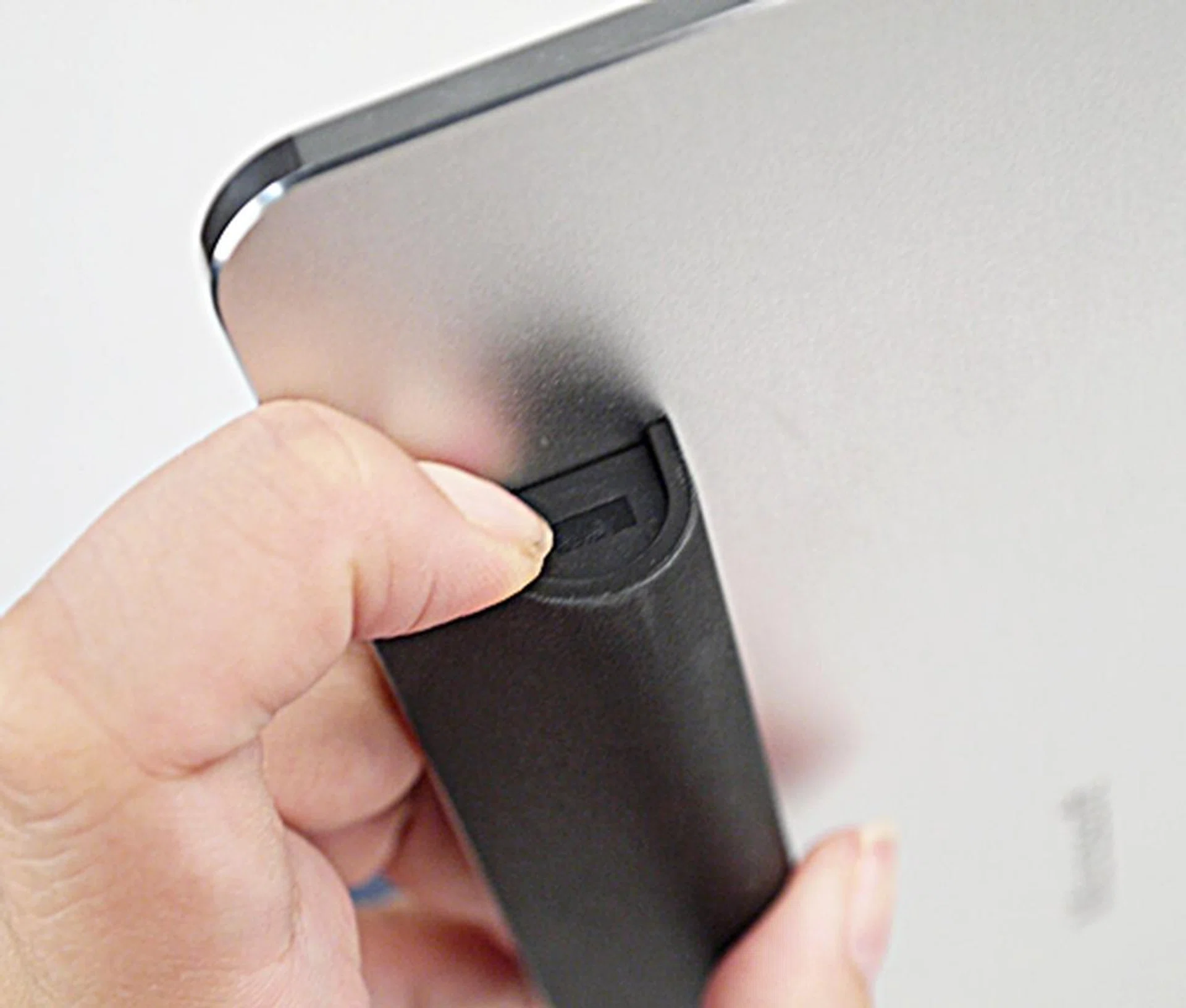 Flip the the Wedge Mobile Keyboard over and you will see its battery compartment which doubles up as an angled base. Long pressing the end with a battery icon will enable you to remove and replace batteries.