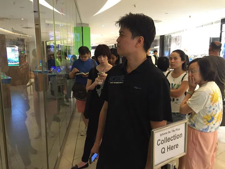 Mr. Chu Yen Khai waiting at the head of the queue at Vivocity Starhub.