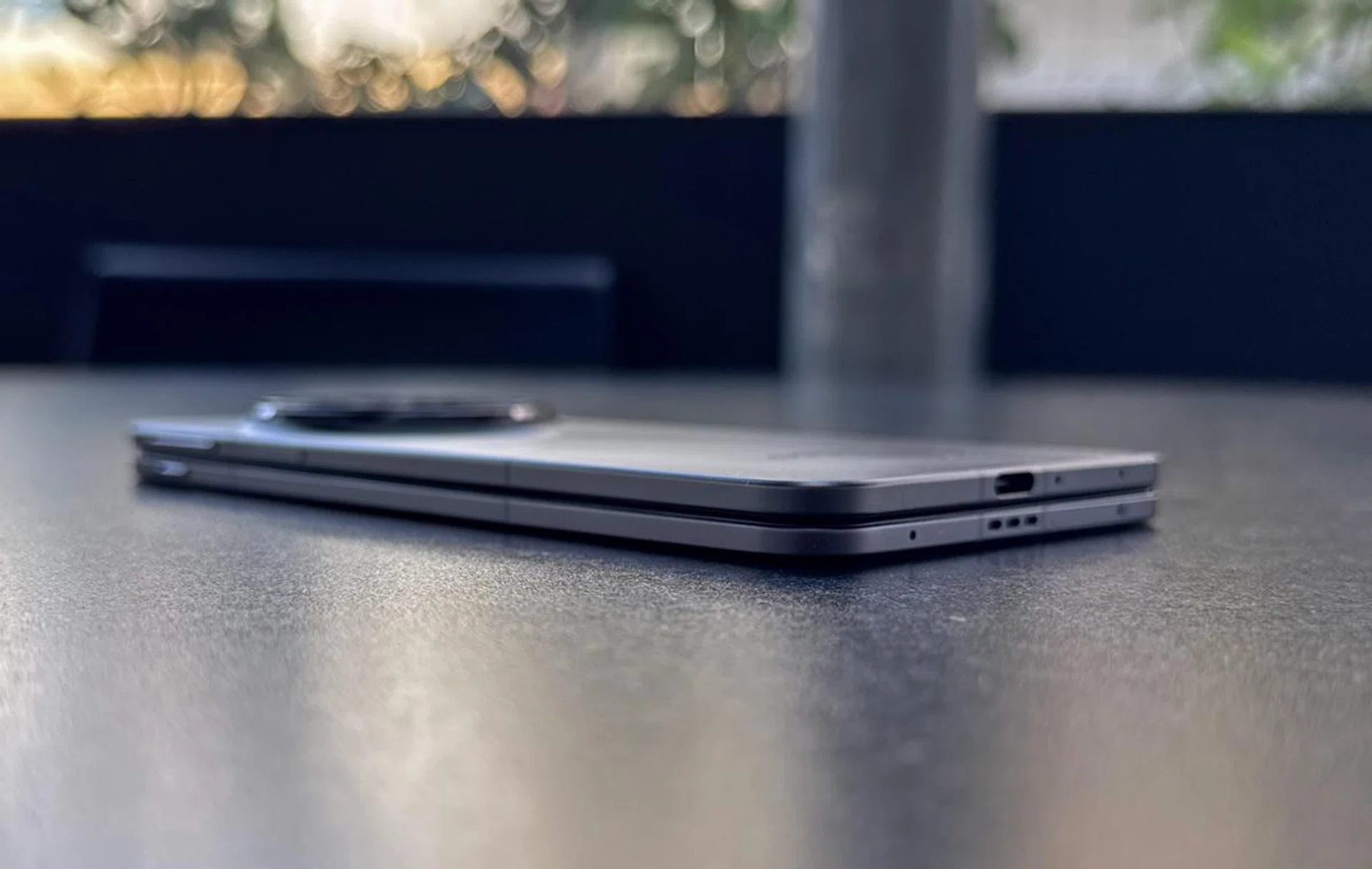 When folded, it's no thicker than any other premium flagship bar-type phone. Photo: HWZ.