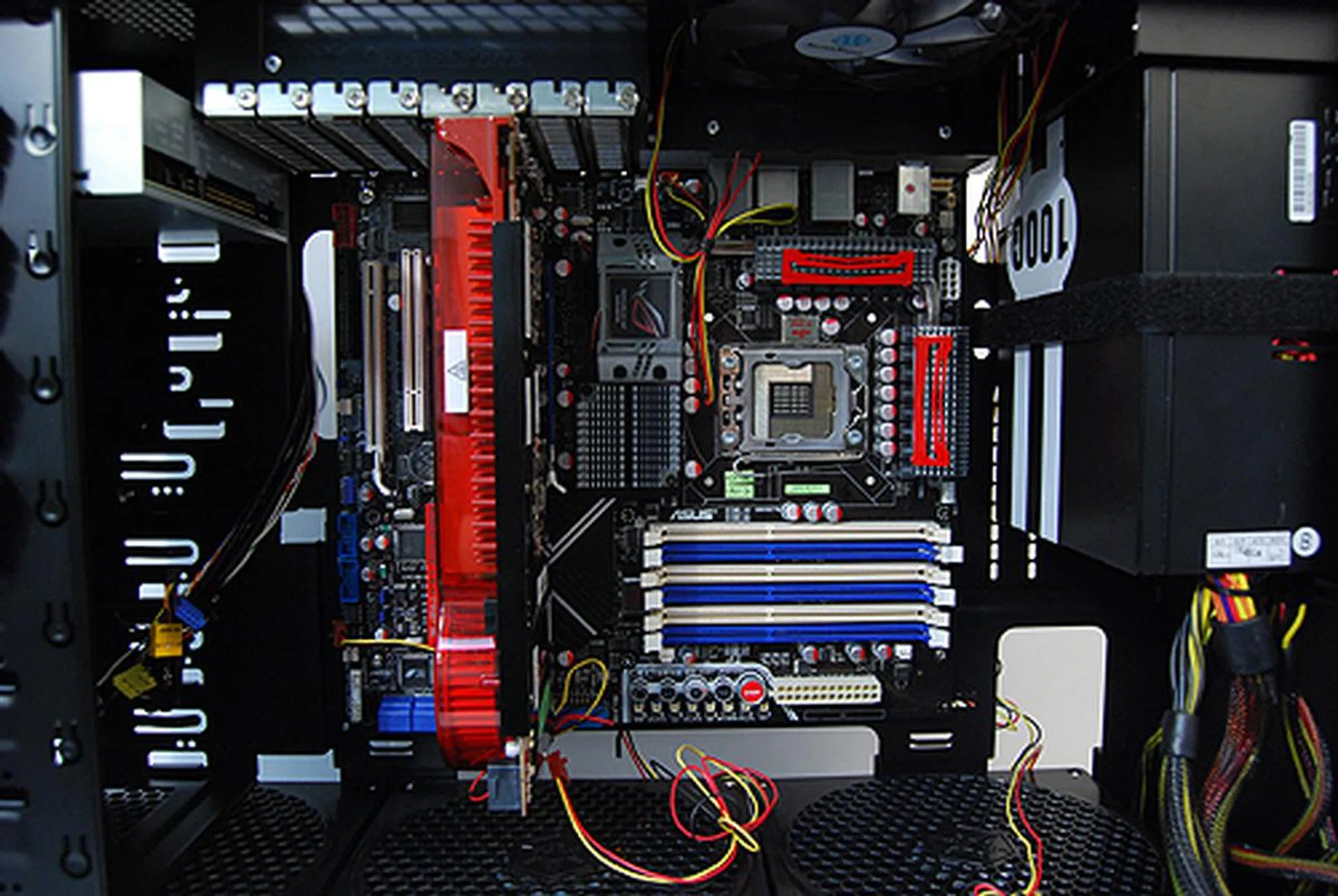 This is what it looks like inside the Raven RV02 after we've installed all the components. Despite the large fans taking up much space, the Raven RV02 will easily swallow a Radeon HD 3870 X2 card. There's much space for neat freaks who want to tie and stuff the power connectors away.