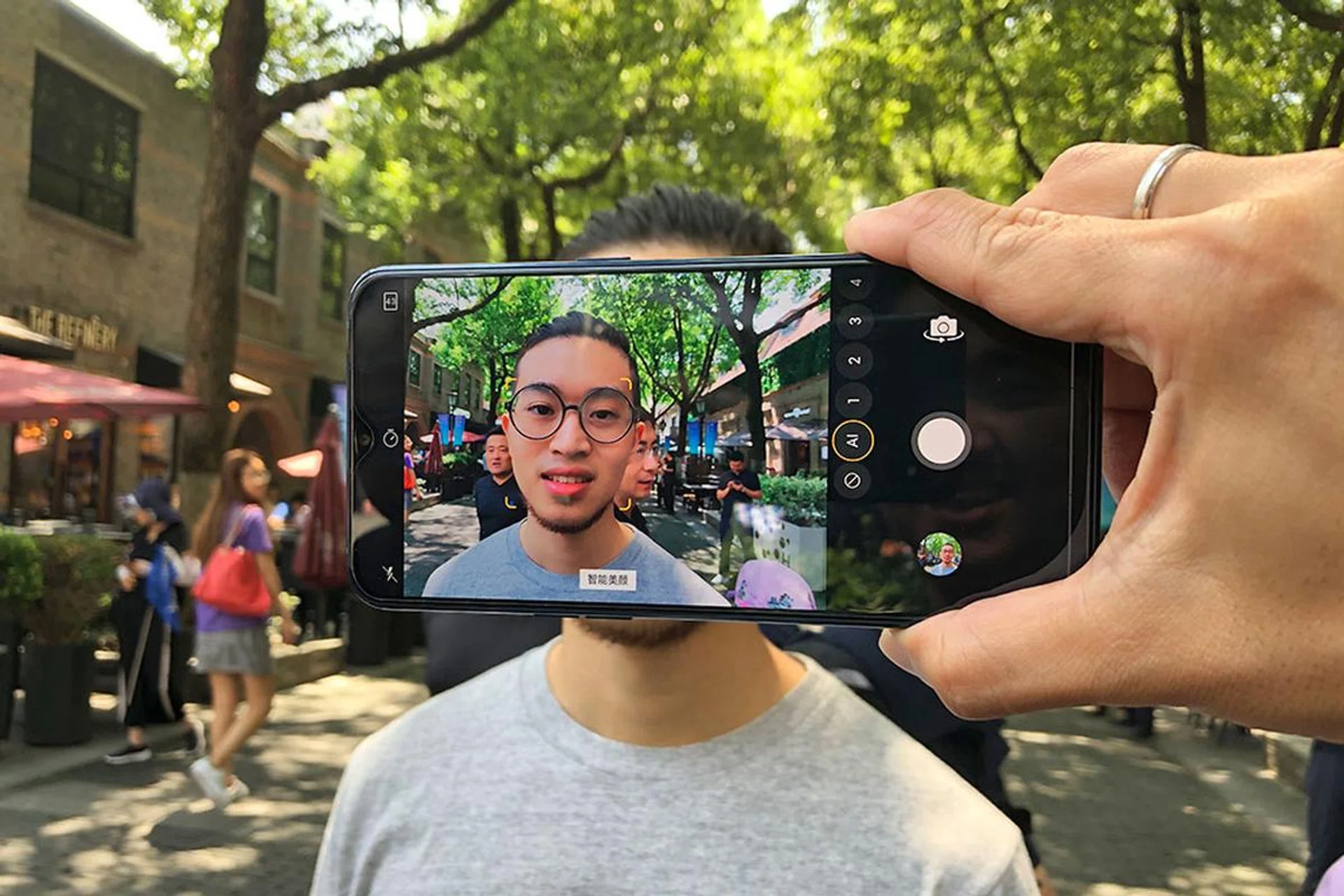 The phone now leverages on AI to power its beauty mode. You can leave it on auto-pilot or choose from the six levels of intensity. You can turn it off, too.