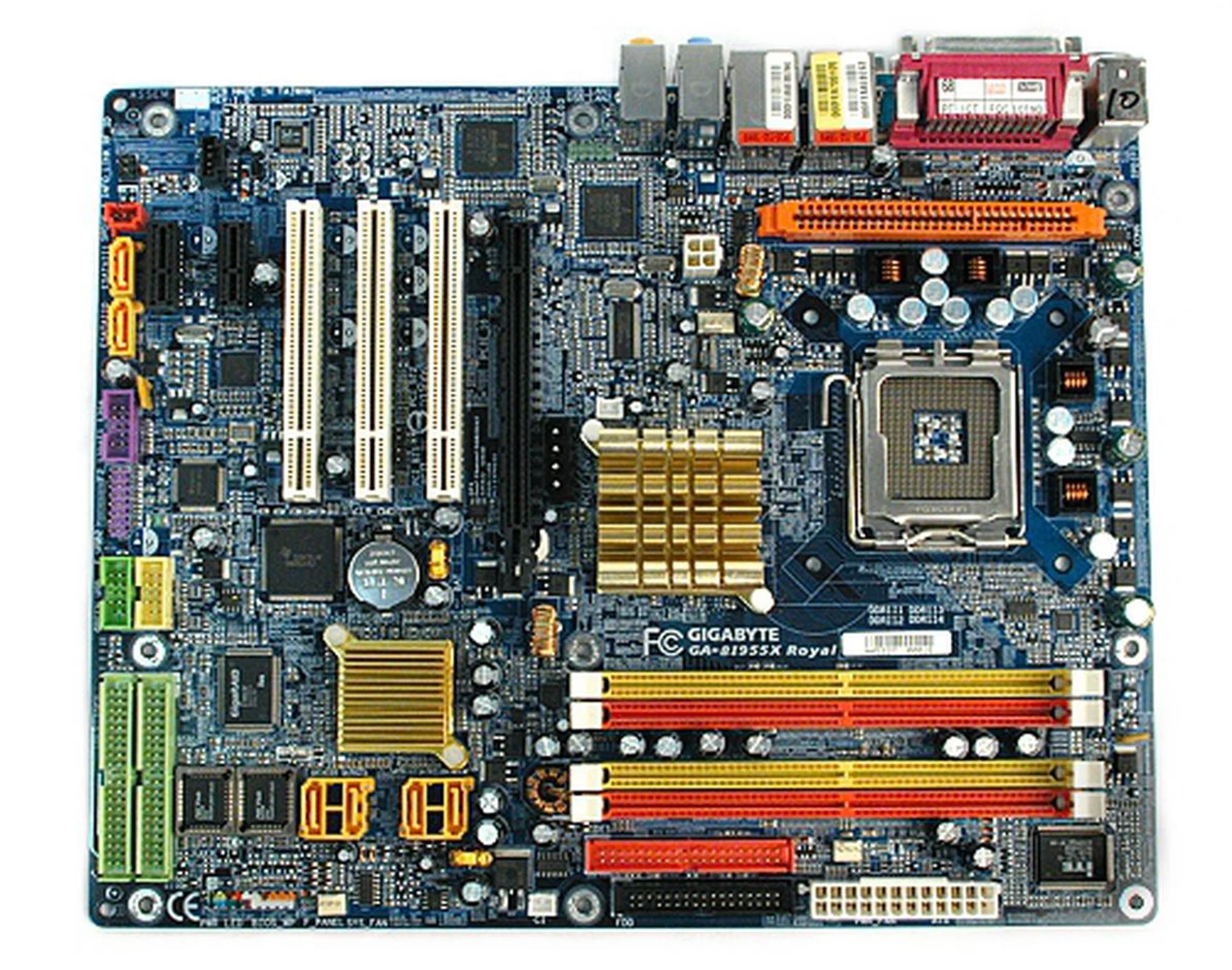 Using the 955X chipset, the Gigabyte GA-8I955X Royal was equal to and in some cases outperform the Intel 925XE Express reference board.