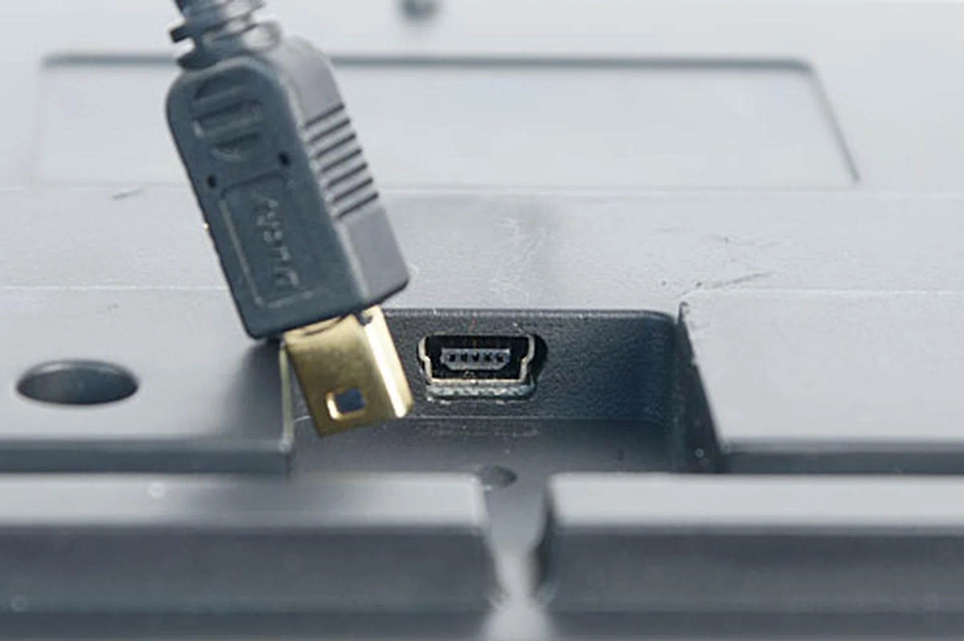The keyboard accepts USB and PS/2 interfaces. The USB cable is detachable (comes with a simple velcro for cable management); cable channels under the keyboard lets you route the cable to either side.