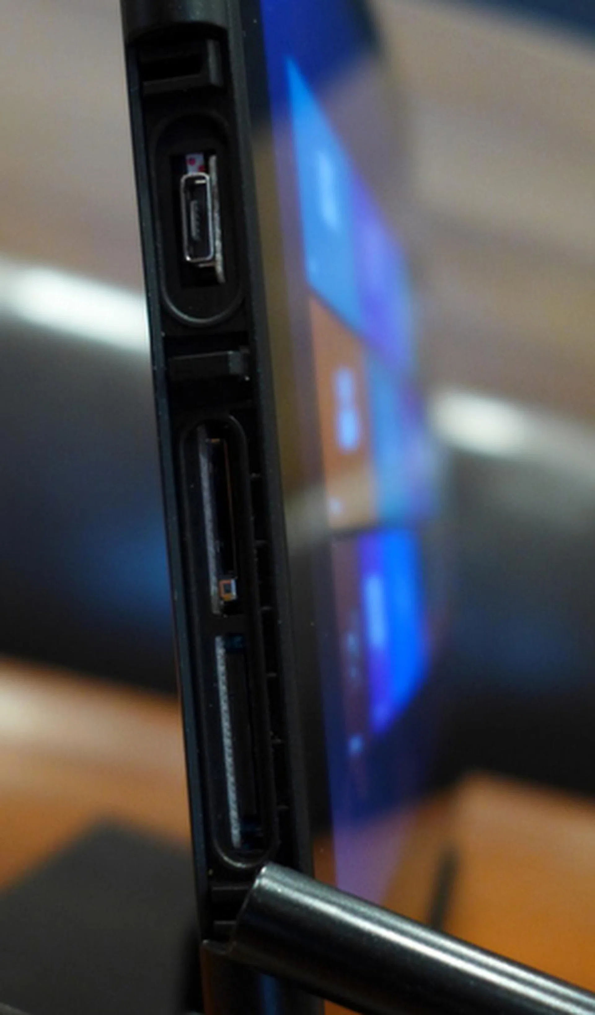 Even though it's quite portable, Fujitsu managed to find space for a few essential ports. On the left you can clearly make out the micro-USB, HDA-out and an SD card reader, hidden underneath rubber flaps. 