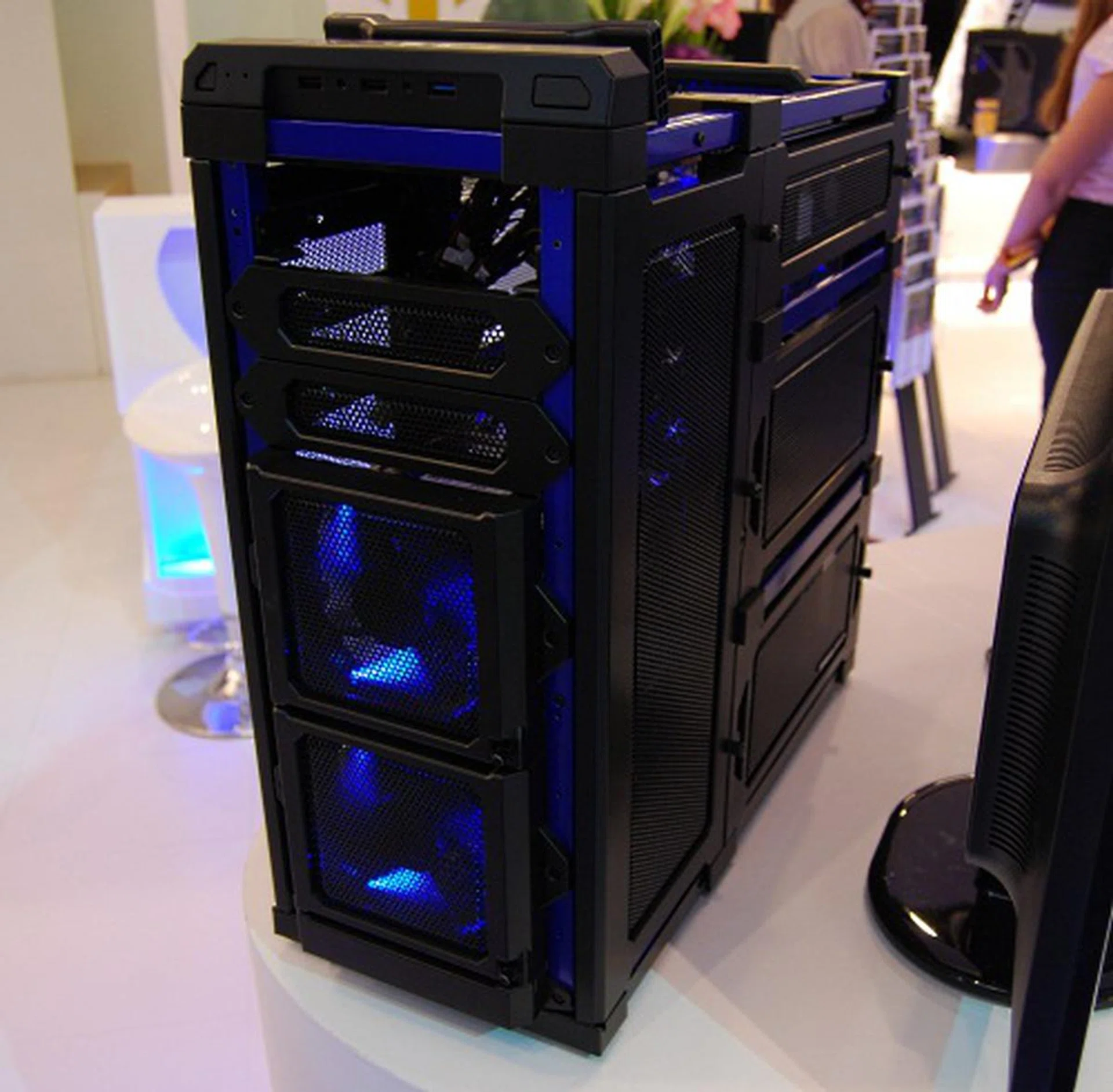 Here's another view of the LanBoy Air, this time in a black and blue color scheme. You can install up to a maximum of 15 fans on this chassis, including top 120mm fans, 120mm HDD fans, and TriCool LED fans for the graphics. One of the unique thing about this chassis is that you can remove the meshed panels of the sides in a modular fashion, both for easy access and installation of components. 
