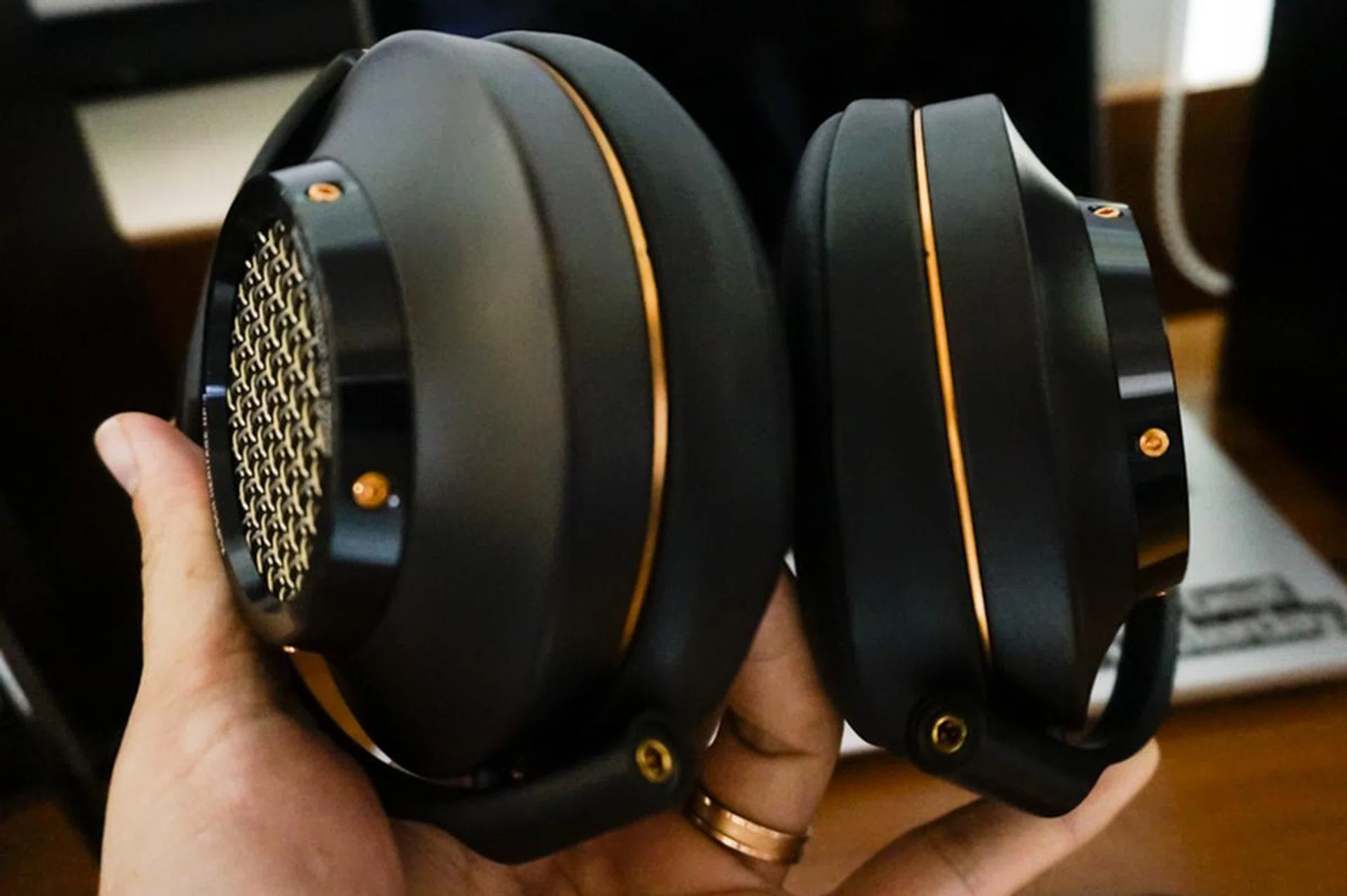 The headphones support user replaceable cables, so you can easily switch them yourselves.