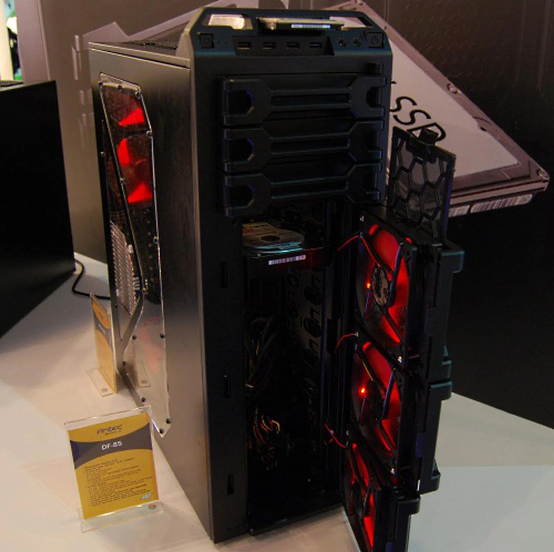 This is another new series of chassis from Antec, the Darkfield series. This is the DF-85, which comes with a hot swap HDD bay at the top, compatible with 2.5-inch SSD and the front fan doors can be opened and the filters easily removed for cleaning. 