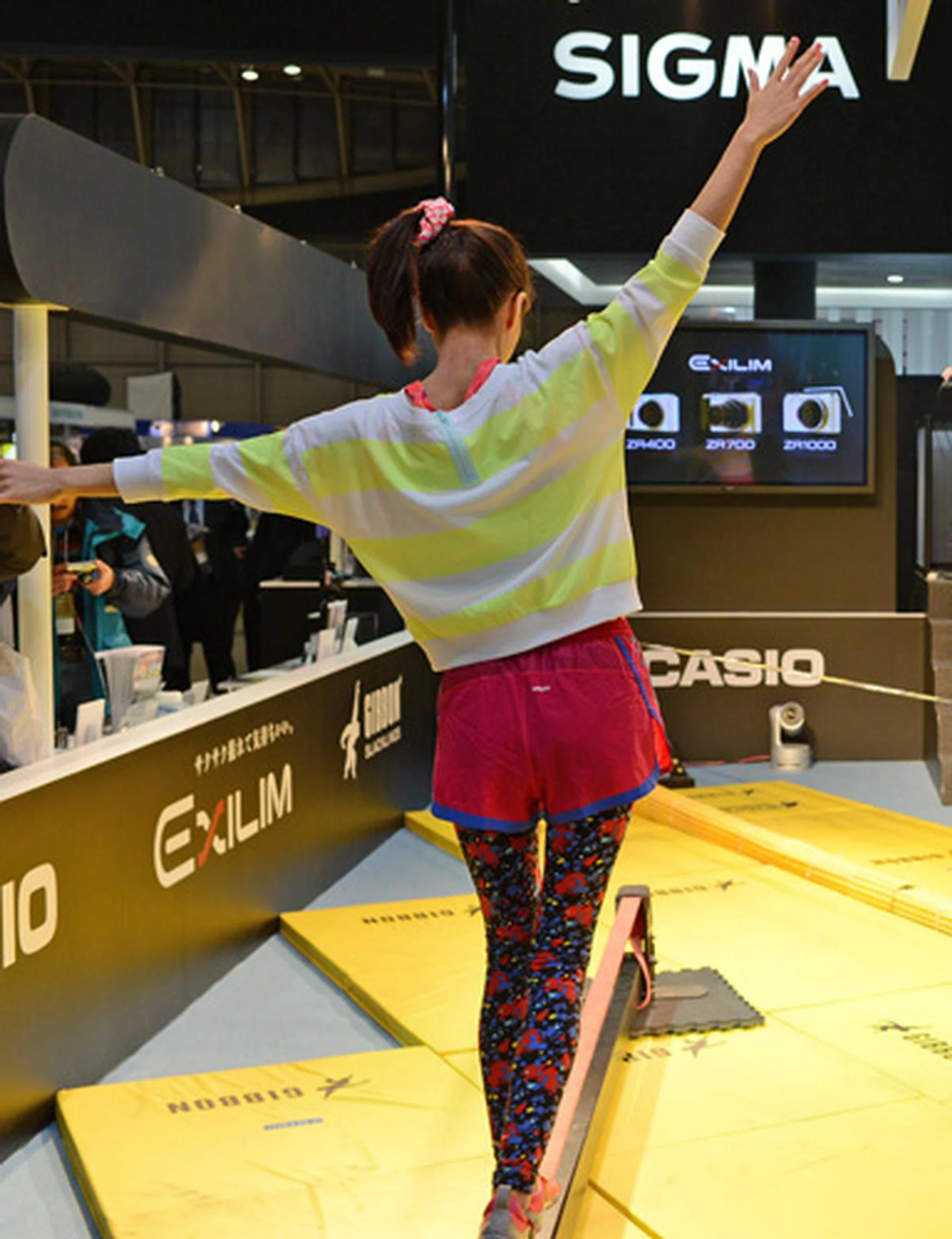 To let attendees have a taste of the EX-ZR700 and EX-ZR400's capabilities, Casio hired some performers to walk on Gibbon Slacklines, a form of tightrope wallking. We managed to get some nice shots where the camera freezed the action, a sign of fast autofocus speed and low shutter lag.