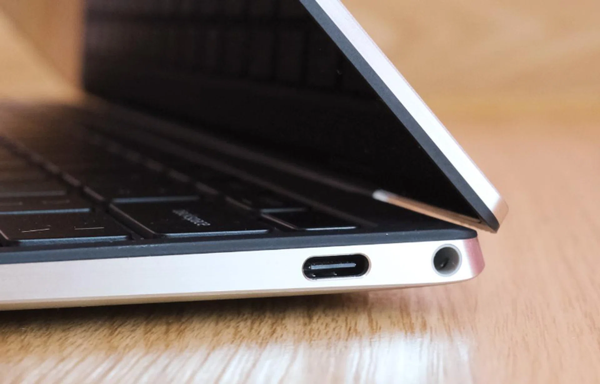 The on right is a single USB-C Thunderbolt 4 port and a 3.5mm audio jack.