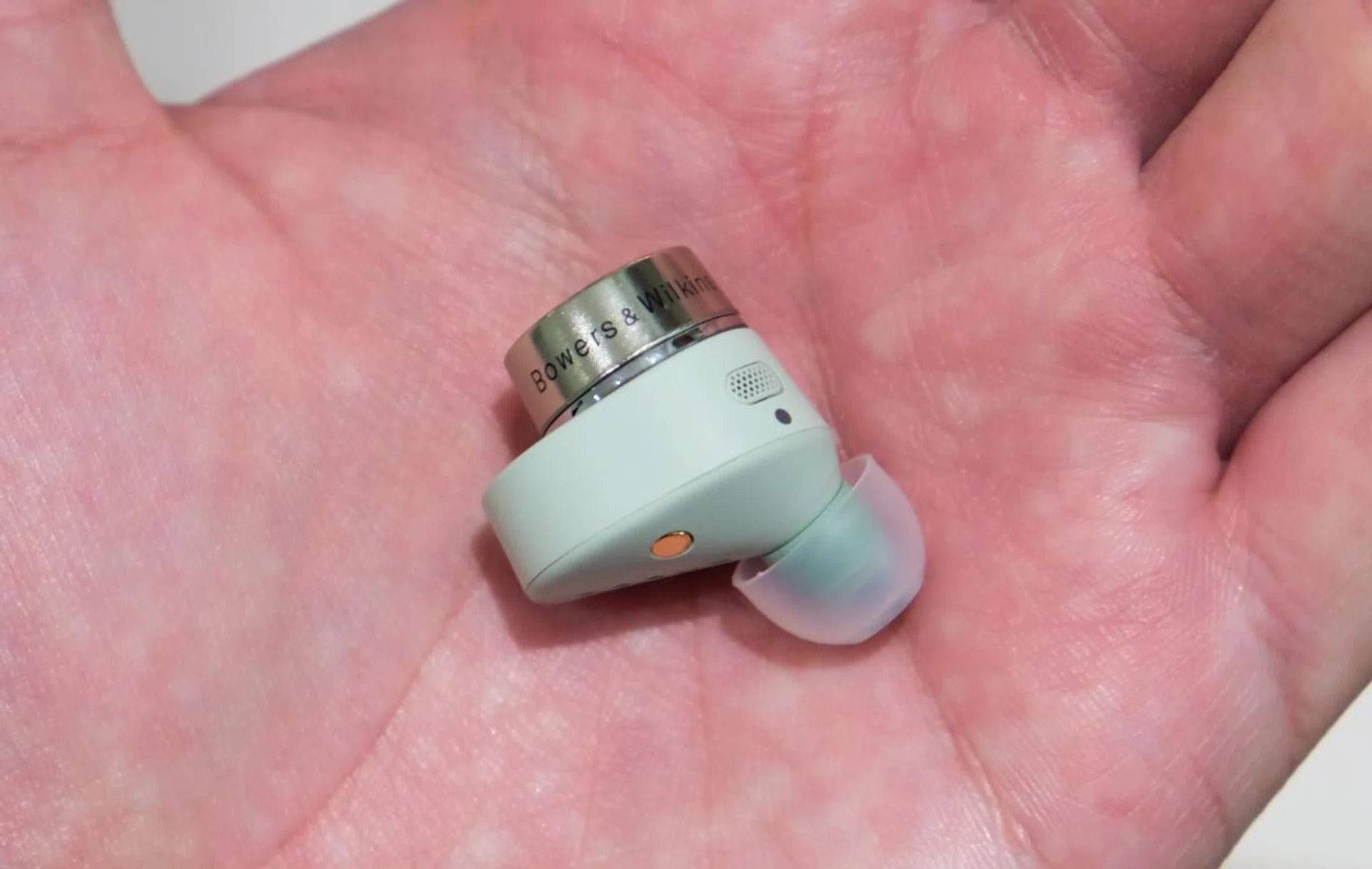 The Pi5 S2 uses a more conventional single-driver configuration. It has a 9.2mm dynamic driver.