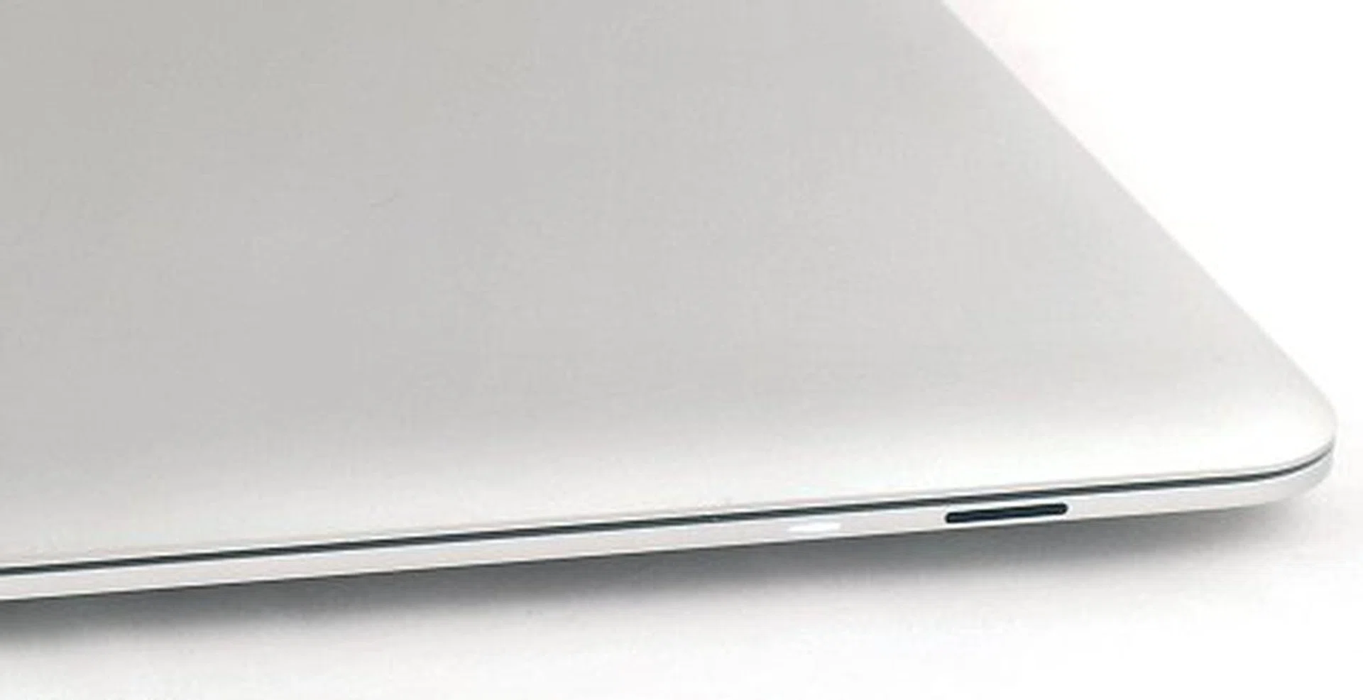 Zooming in on the front, you'll find an IR port built in, but there is no remote bundled with the MacBook Air.
