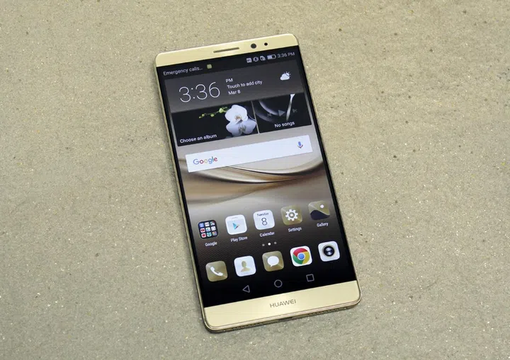 It's unknown which patents Huawei is accusing Samsung of infringing. Shown here is Huawei's Mate 8 smartphone.