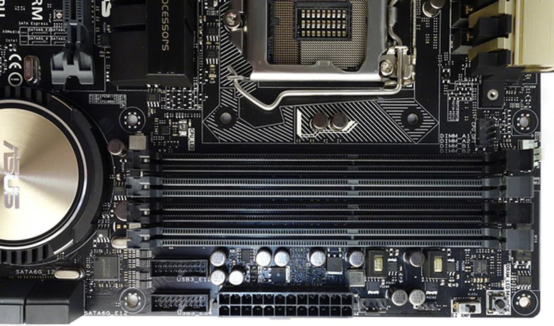Thanks to its special T-topology design, the board claims to be able to support DDR3 memory modules that have been rated up to 3300MHz! 