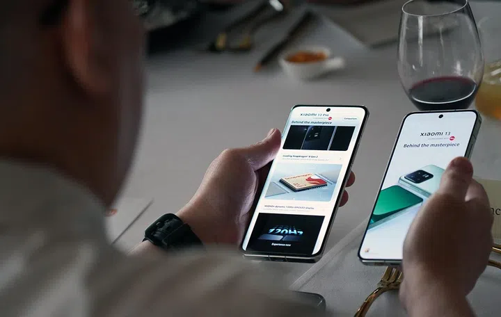 Xiaomi 13 Pro (left), Xiaomi 13 (right). Image courtesy of Xiaomi Singapore.