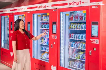 Grocery vending machines with selected RedMart product lineup at Hive Express in Raffles Place MRT. Image: Stellar Lifestyle. 