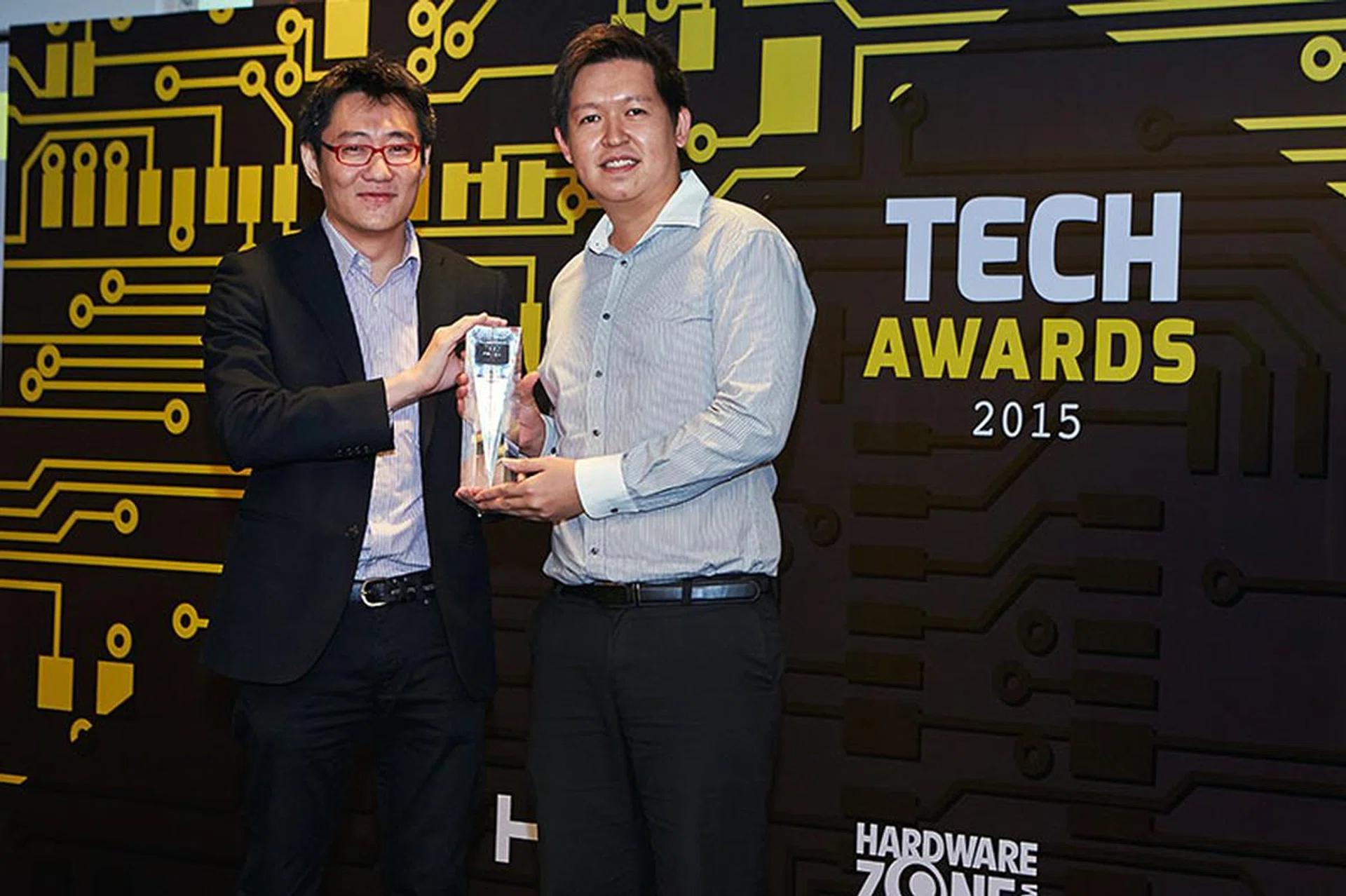 ASUS walks home with three Editor's Choice awards and four Readers' Choice awards, including Best Mainstream Smartphone for the ZenFone 5 LTE and Best Wireless 802.11ac Router for the RT-AC87U. Accepting the awards is Mr. Desmond Soh, OPBG Business Development Manager, ASUS.