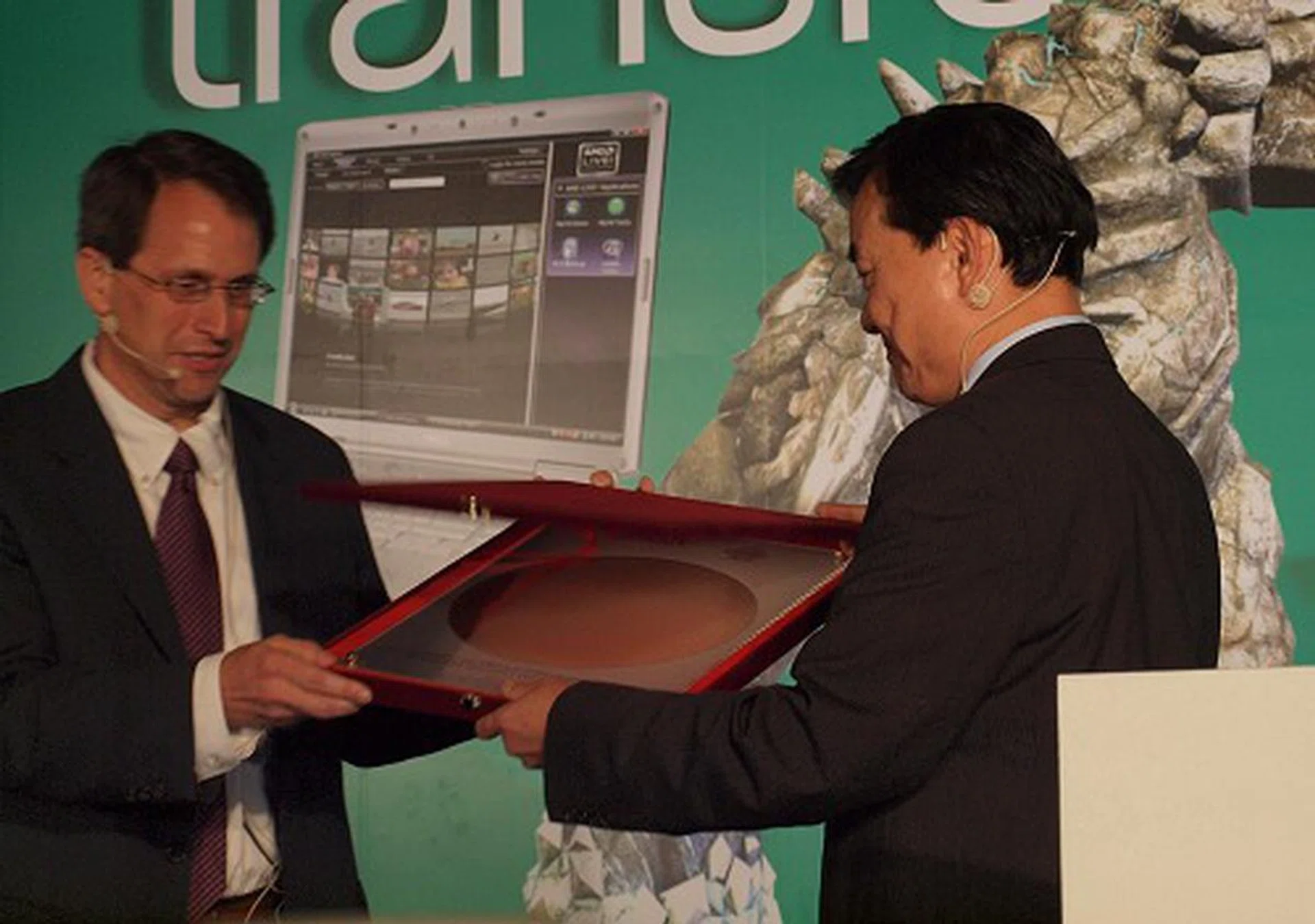  Rick Bergman, Senior Vice President of AMD (on the left), happily accepting the first 40nm DirectX 11 silicon wafer from TSMC's Dr. John Wei, Senior Director of Advanced Marketing Division.  