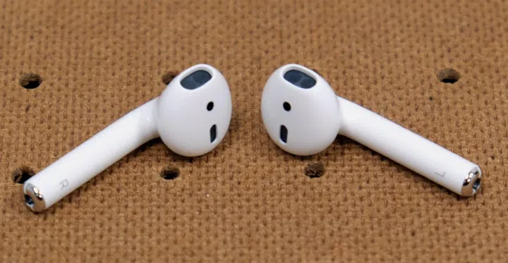 Apple AirPods (2019).