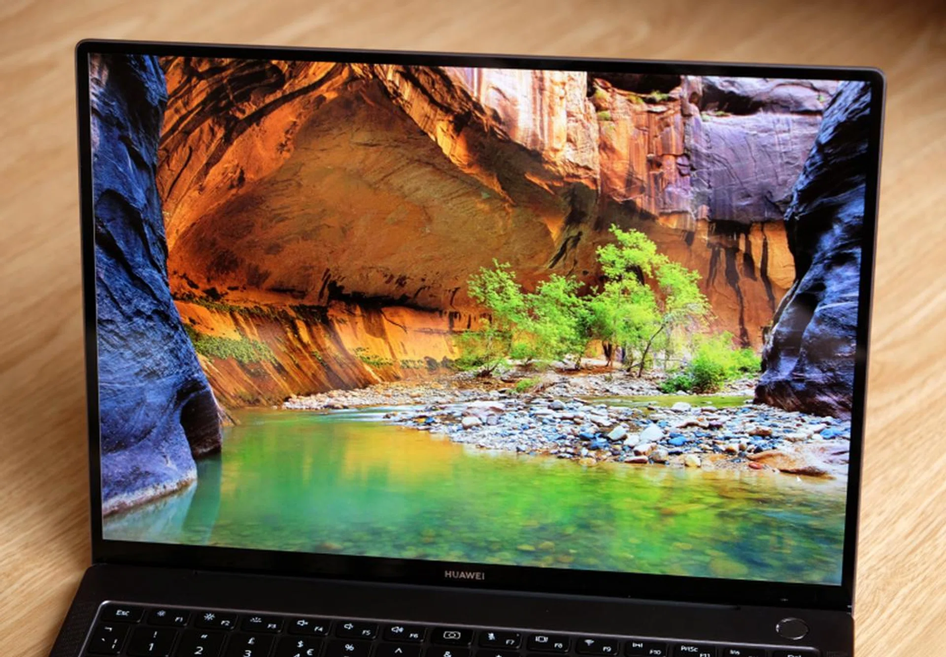 The 3,000 x 2,000 pixels resolution display is sharp and produces vivid colours. It also gets really bright.