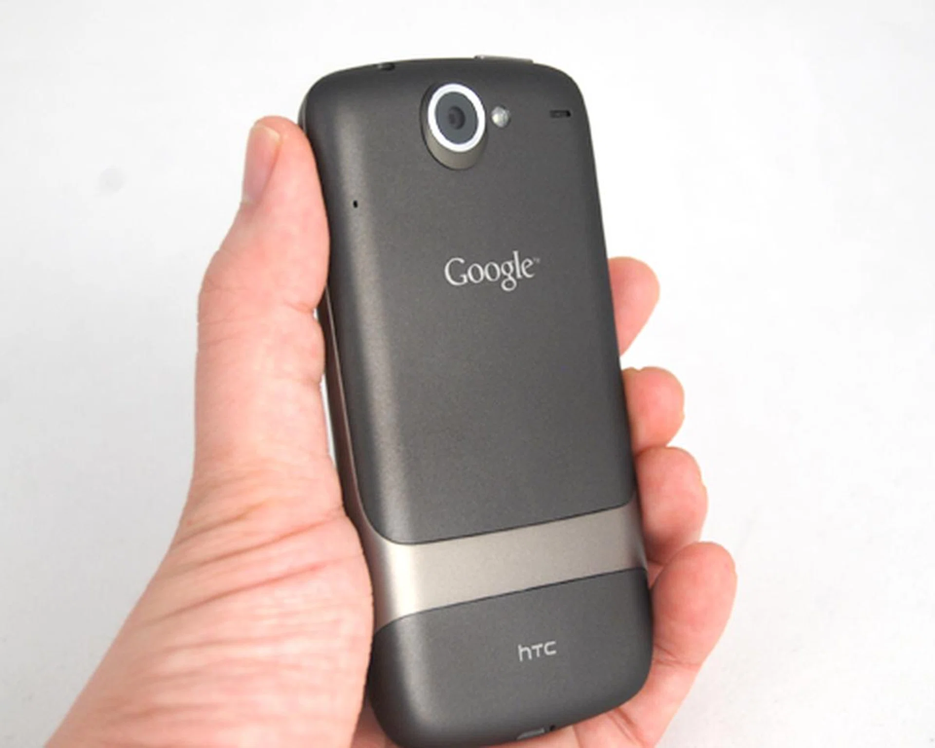 The teflon coating is great in smudge prevention, but handle with care as it doesn't give you a firm grip of the device.