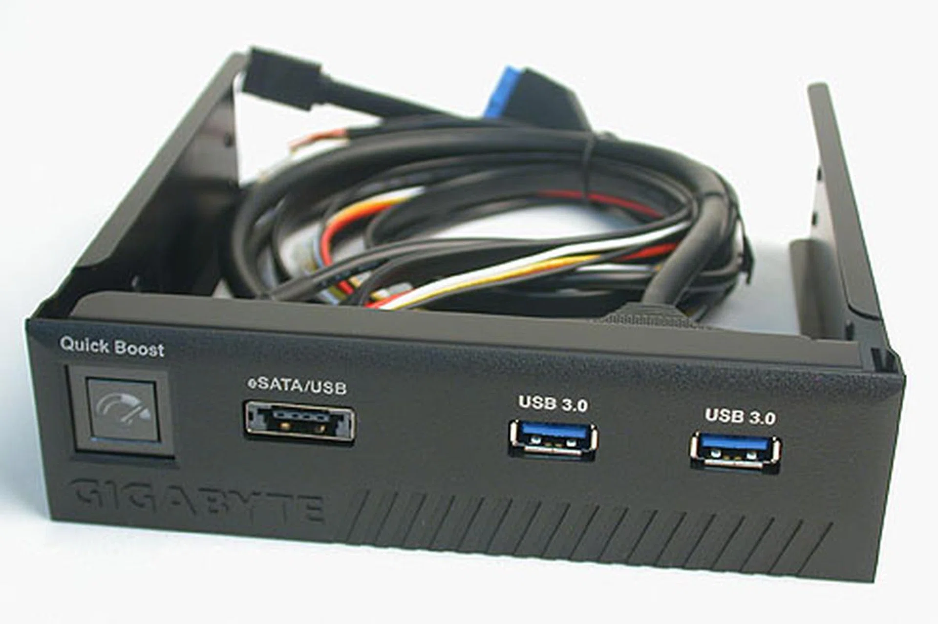 A front panel that can be mounted in your casing is included, with 2 more USB 3.0 ports, an eSATA/USB combo port and a Quick Boost button. Gigabyte says that pressing the Quick Boost button will automatically overclock the system, giving it an instant boost. 
