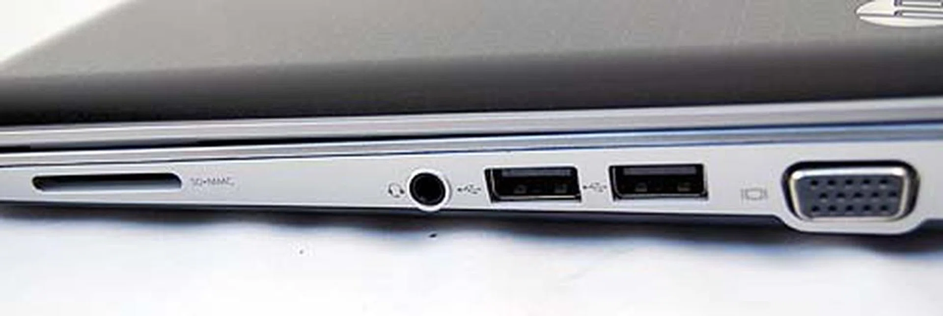 The right side of the notebook has a SD/MMC card reader, the audio out, two USB 2.0 ports and a VGA out.