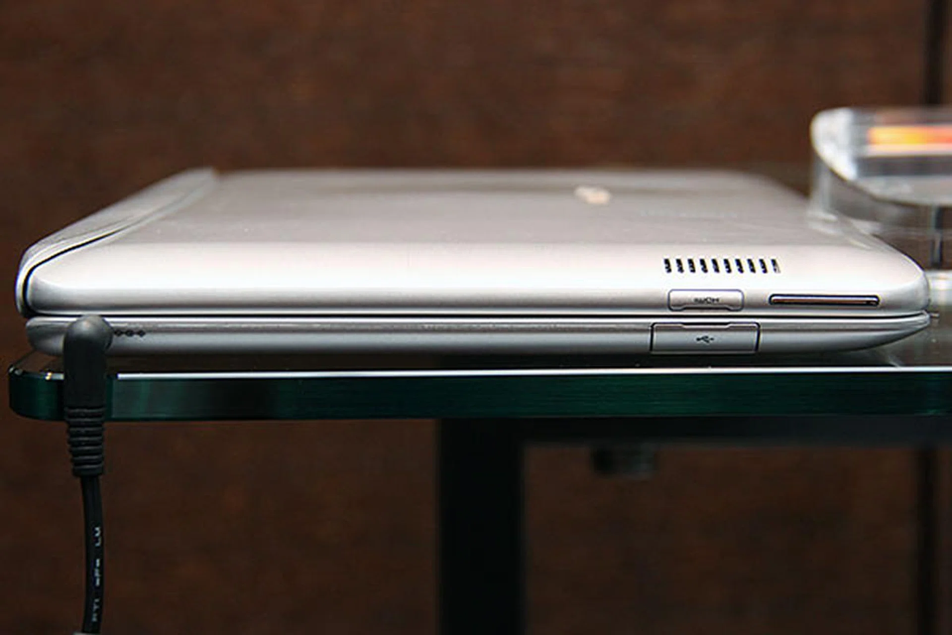 In clamshell mode, the Smart PC Pro has a thickness of about 21.9mm.