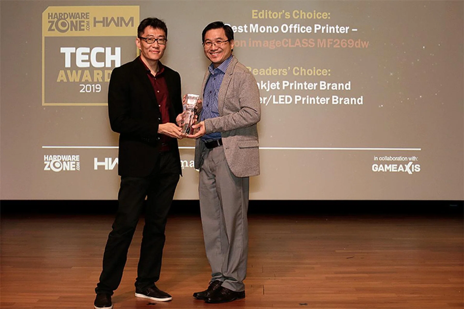 Canon is the recipient of 5 awards this year, including Editor's Choice for Best Mono Office Printer (imageCLASS MF269dw); and Readers' Choice for Best Premium Compact Camera Brand, Best Interchangeable Lens Camera Brand, Best Inkjet Printer Brand, and Best Laser/LED Printer Brand. Here's Mr. Edwin Teoh, Assistant Director, Head of Marketing, Canon Singapore, accepting the awards from HWM Singapore Editor Zachary Chan.