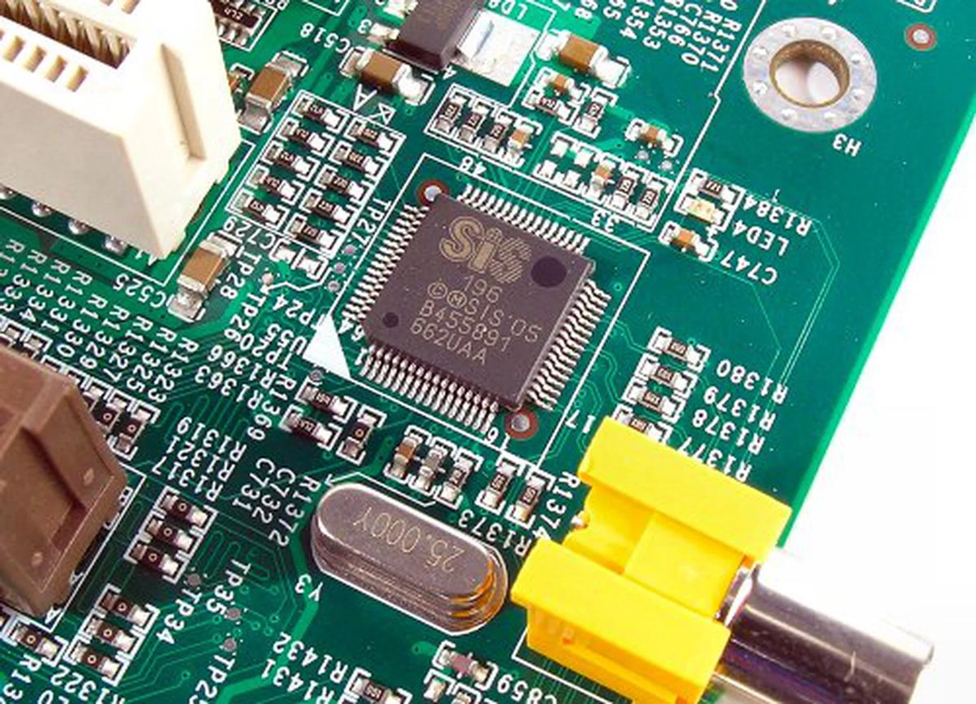 The SiS196 ASIC seen here is actually the Gigabyte PHY chip.