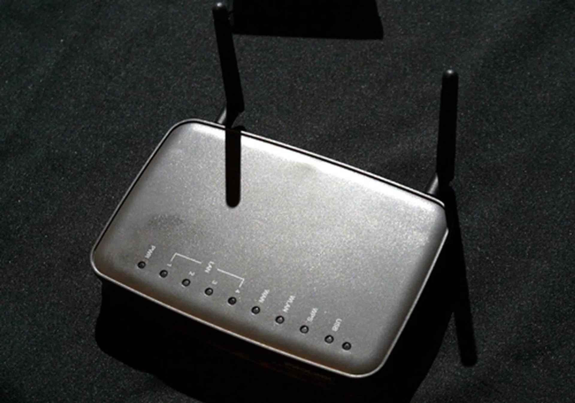 The router's top side is a spartan sight with only a row of status LEDs to show. Besides its support for 3G/4G mobile adapters, the WNR1012 also moonlights as a NAS (network-attached storage) when a hard drive is plugged into its USB slot located by the side. 