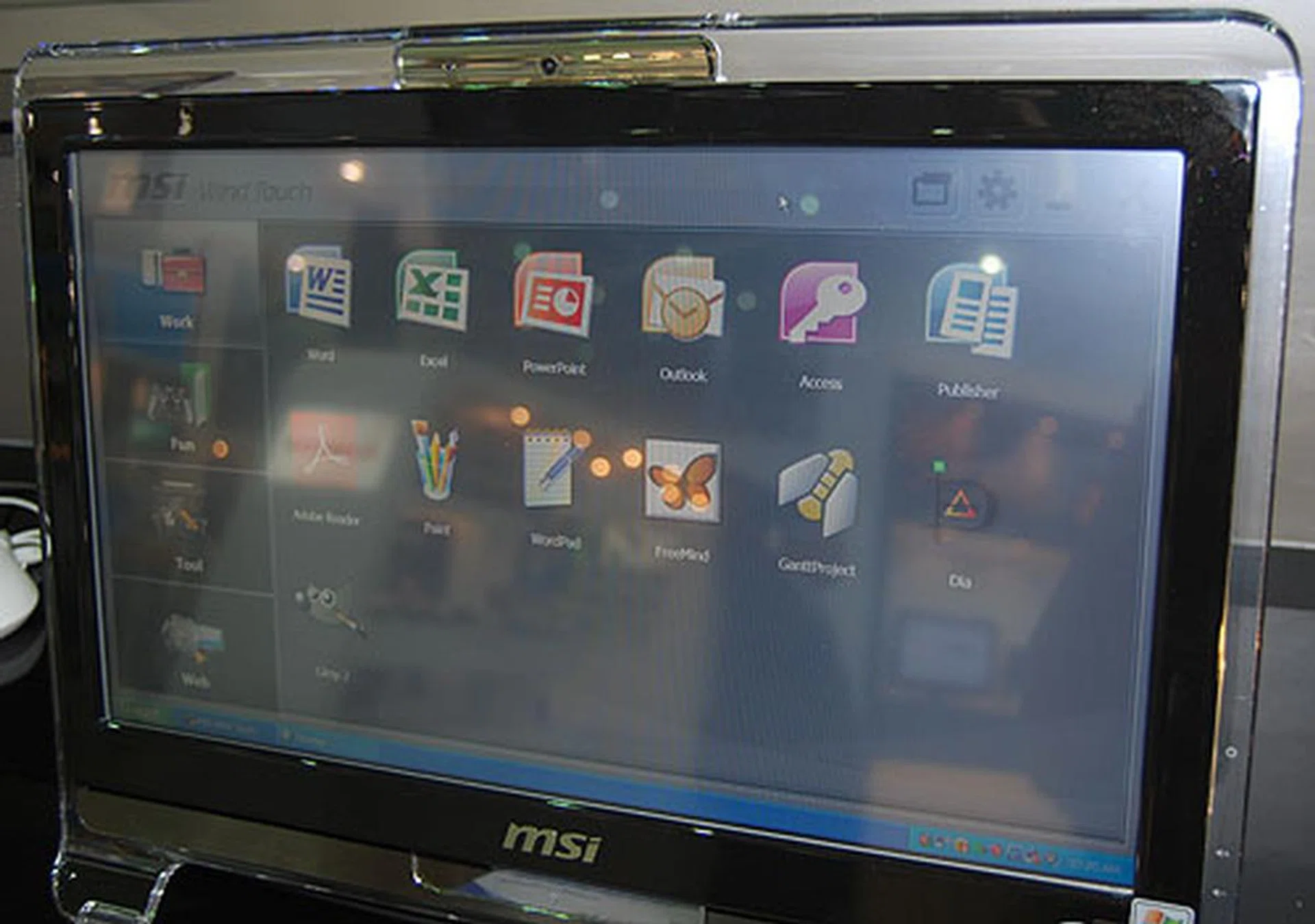 The lowest-end model is the 19-inch AE1900, which is your typical Intel Atom 230 1.6GHz processor with integrated GMA 950 graphics. Maximum memory onboard is only 1GB though you'll get a 160GB hard drive and standard connectivity like wireless. At least MSI has its own Wind Touch UI that makes it easy to quickly access PC applications.
