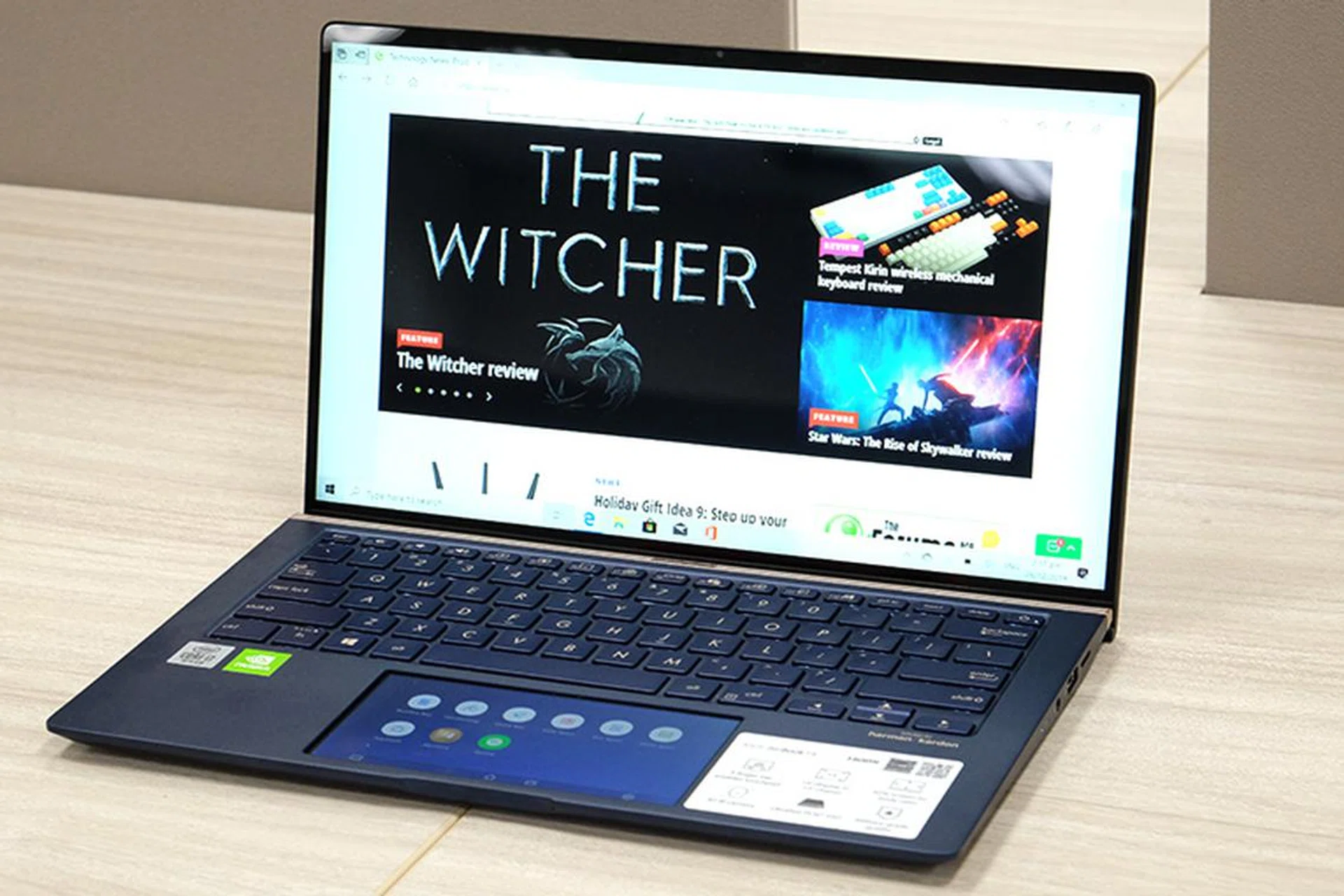 The ZenBook 14 UX434 is powered by the latest 10th generation Intel processor and features ASUS' ScreenPad 2.0.