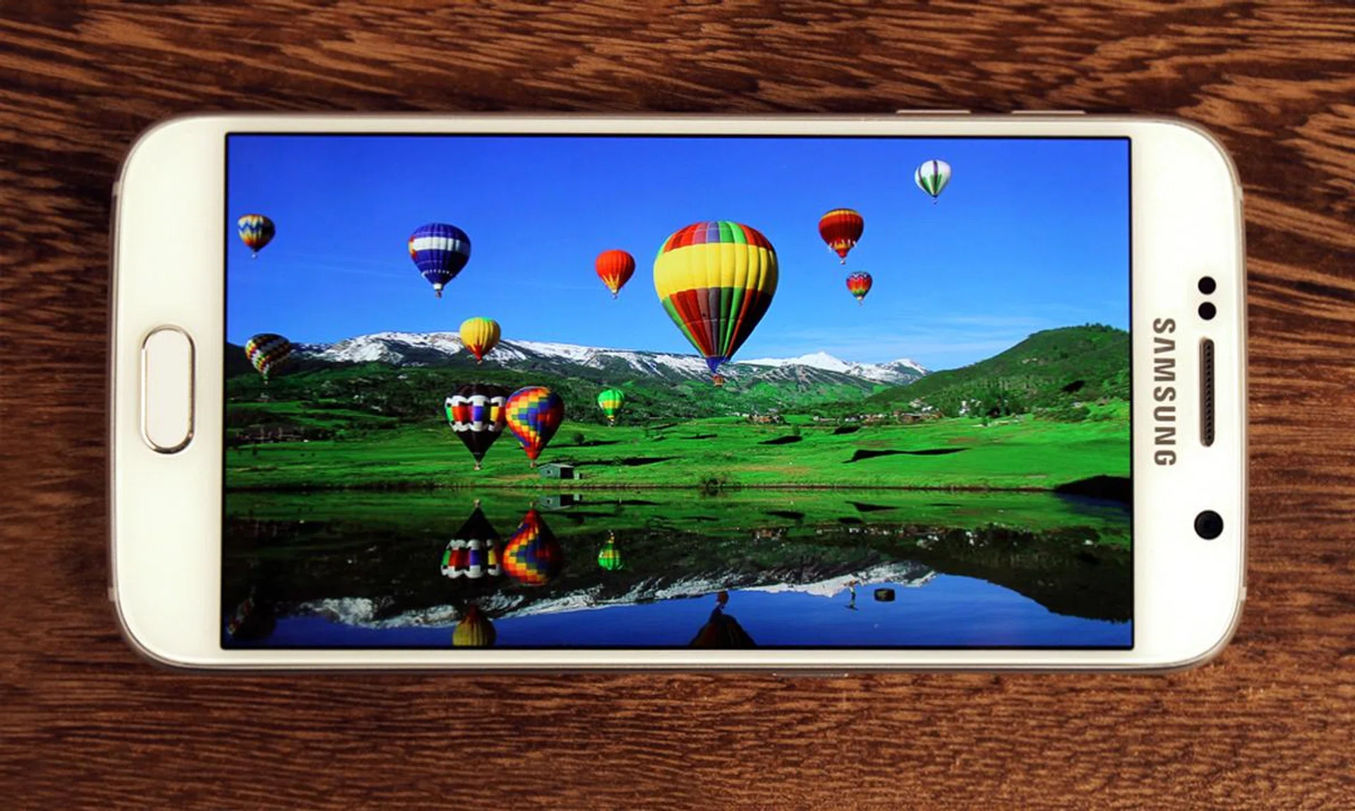 Samsung never fails to impress when it comes to the display, and the S6 boasts one of the best.