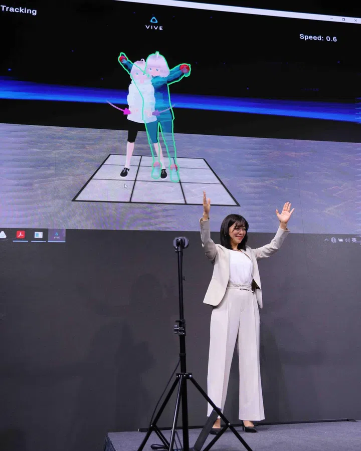 Demo of tracking capabilities. Photo: HTC Vive.