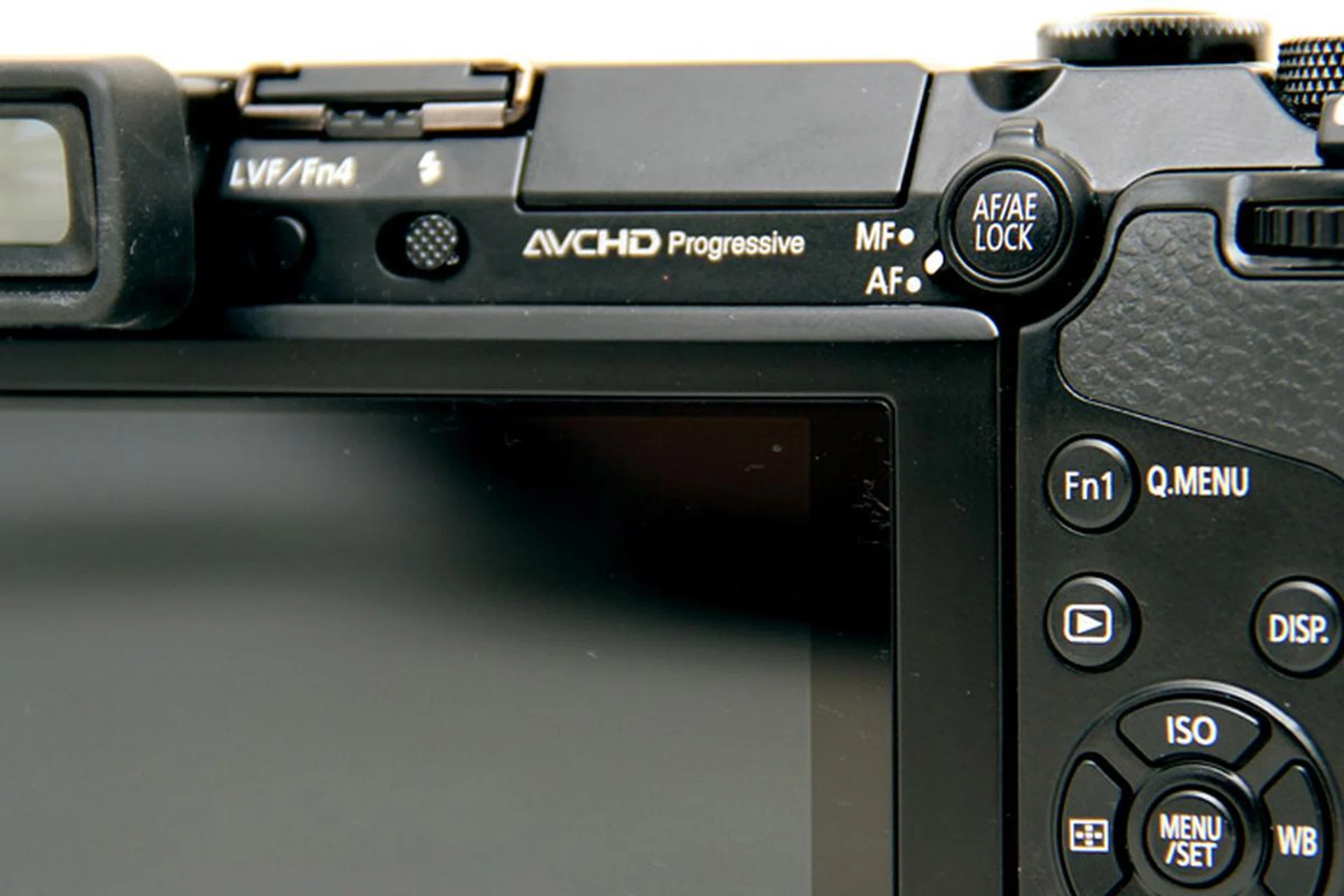 A handy MF/AF switch lets you toggle between manual and automatic focusing quickly - plus the new focus peaking feature makes MF much easier.
