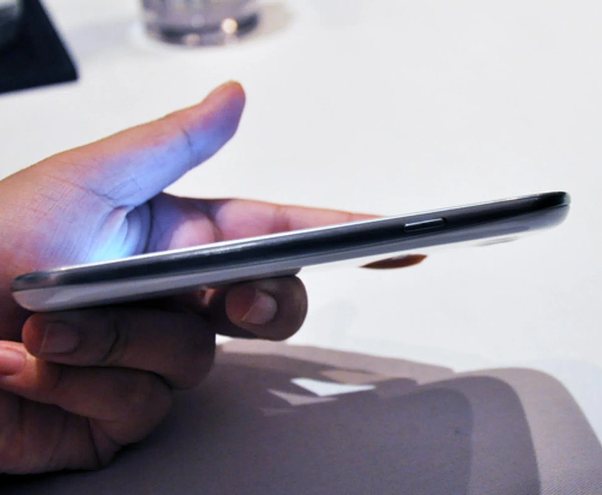 The power button, not unlike the one on Galaxy Nexus, is a little too thin, but otherwise, we had no problems with it.