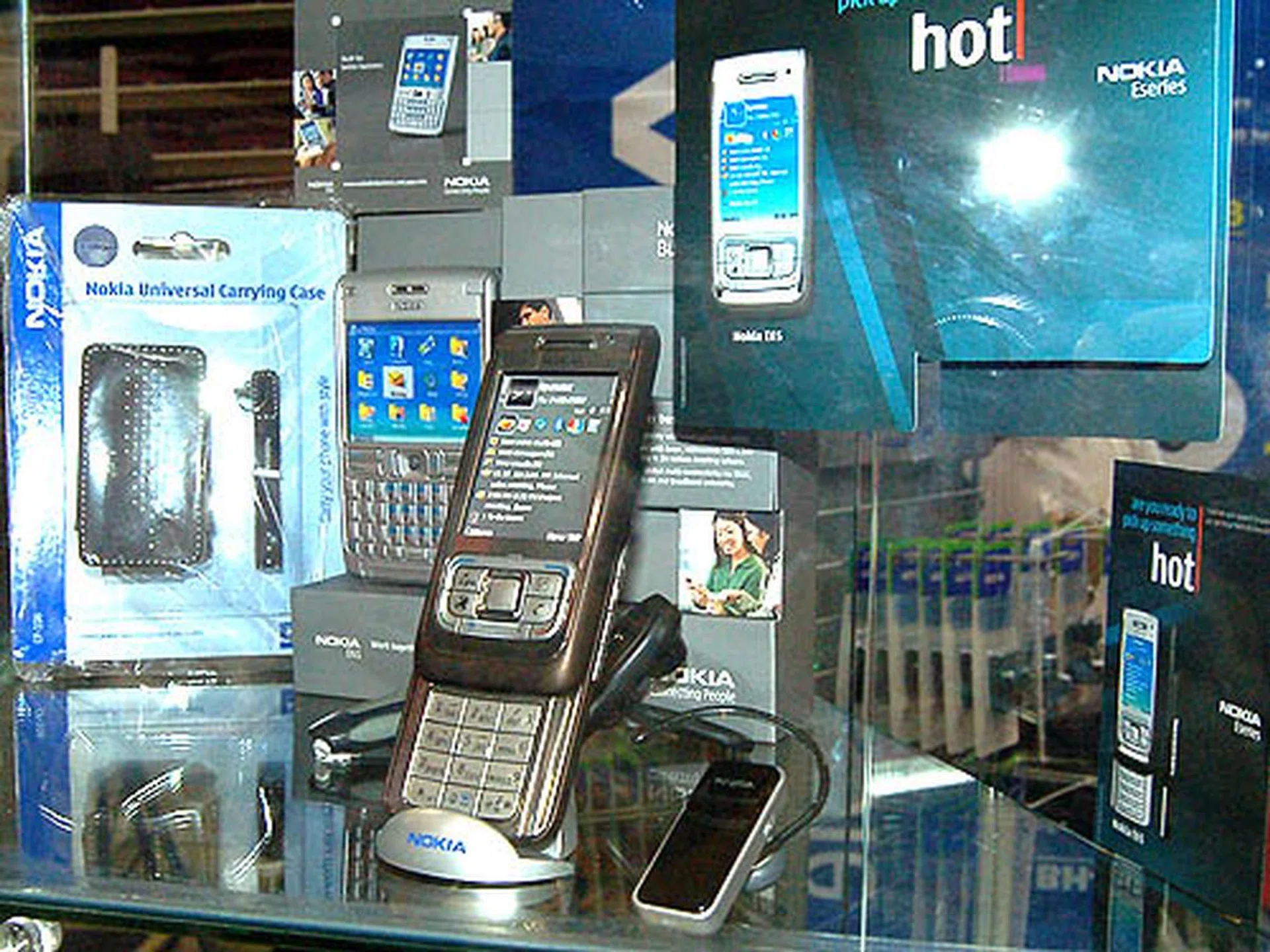  Nokia's latest phone, the E65 despite having a less powerful camera is priced almost the same as the N73 at S$688.  